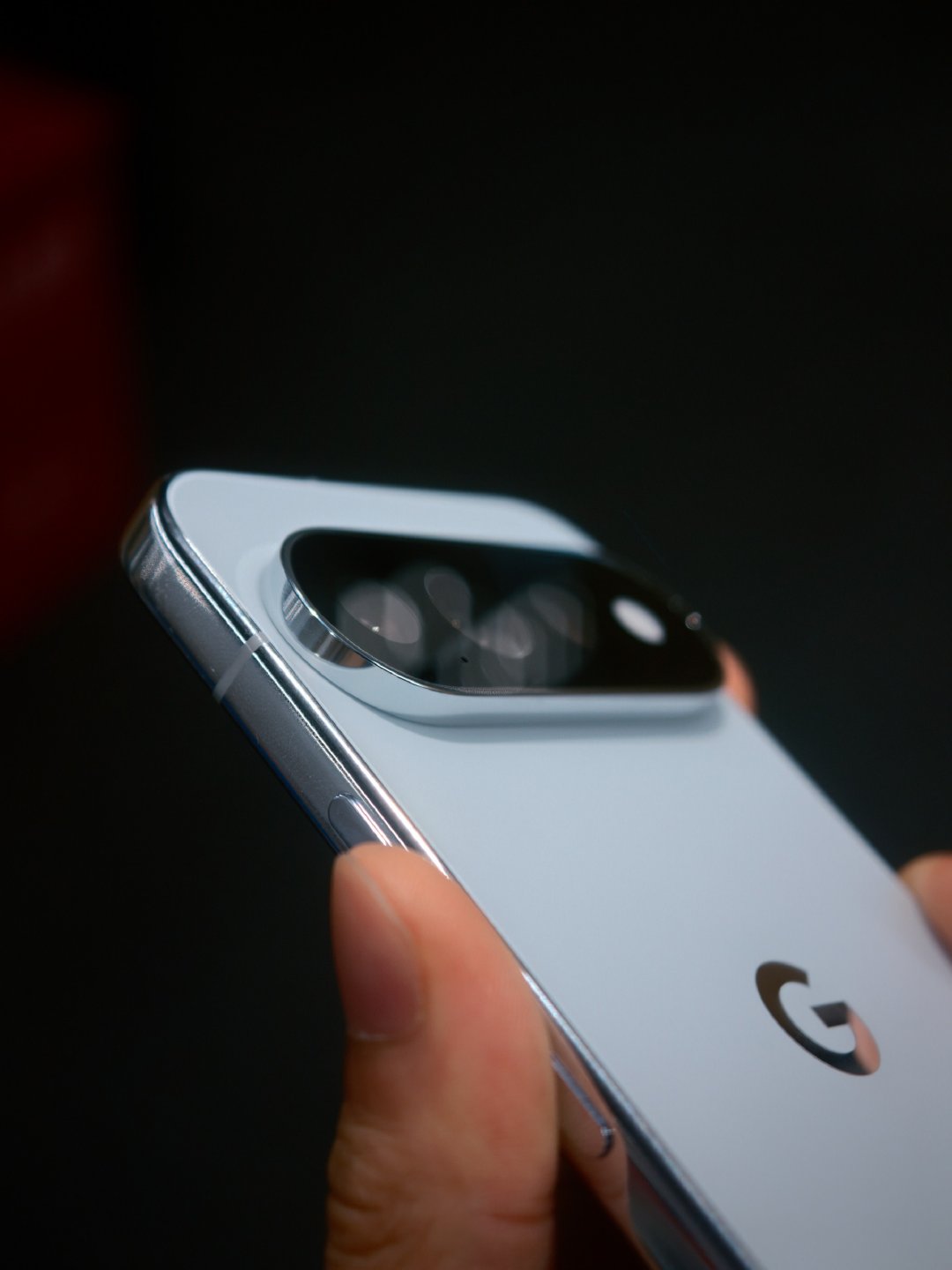 上手了Google Pixel 11 Pro

虽然我很喜欢Pixel的设计，
但是不得不说，
这产品的做工质感其实不太对得起售价[允悲]，

落后几代产品的边框粗细，
廉价的铝合金中框抛光，
一般的屏幕亮度。。。

如果只看背面的话，
我能给9分[捂嘴哭]。 ​