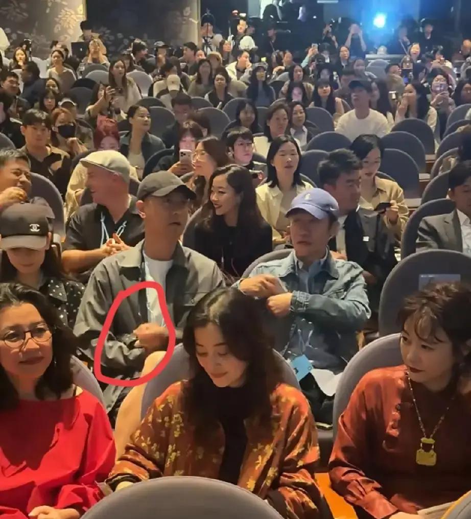 人到中年还生了二胎的夫妻，在公开场合到底能腻歪到什么地步？
乌镇戏剧节台下那一排明星坐着，镜头一扫，旁边梅婷和刘琳正热火朝天地叙旧呢，结果硬生生被任重给抢了风头。
他倒也没干啥惊天动地的事，就是全程跟自家媳妇十指紧扣，手就没松开过。
要知道这俩人娃都生俩了，换做普通两口子，出门不各看各的手机就