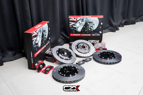 极氪9X改件｜STOPFLEX碳陶刹车套件产品展示
前轮碳碟412mm×40mm,后轮碳碟365mm×26mm,配套同品牌CCB+专用刹车片.适配原车原厂卡钳,无需更换卡钳,直接替换碟片与片即可装配.
	
实测重量:STOPFLEX前碳陶碟单只7.6kg,后碳陶碟单只4.7kg,轻量化碳陶材质,簧下减重优势明显.
	
碳陶瓷碟核心亮点
1.采用碳陶复合材料,有效降低簧下质量,车辆转向响应更敏捷,悬挂回弹动作更加干脆利落.
2.盘面具备抗锈蚀特性,长时间停放也不会产生大面积锈迹,制动产生的粉尘极少,轮毂可以长期保持洁净状态.
3.耐磨性能优于传统制动碟片,日常通勤场景下使用寿命更长,后期维护成本更低.
4.制动粉尘产出微量,不会熏黑轮毂,大幅减少日常洗车清洁的工作量.
5.热膨胀系数表现优异,激烈制动工况下不容易发生形变翘曲,高速刹车时不会出现抖动问题,盘面可以长久维持平整.
6.多孔碳陶盘面搭配竞技分体合头,镂空的竞技外观设计,透过轮毂就能拥有很强辨识度,兼顾性能实力与视觉质感.#...