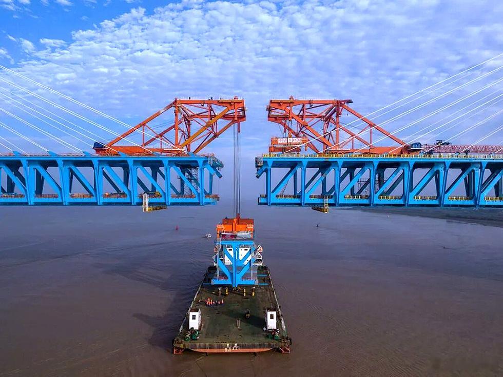【崇启公铁长江大桥主跨成功“牵手”】6月9日，随着主梁合龙口的精准对接...