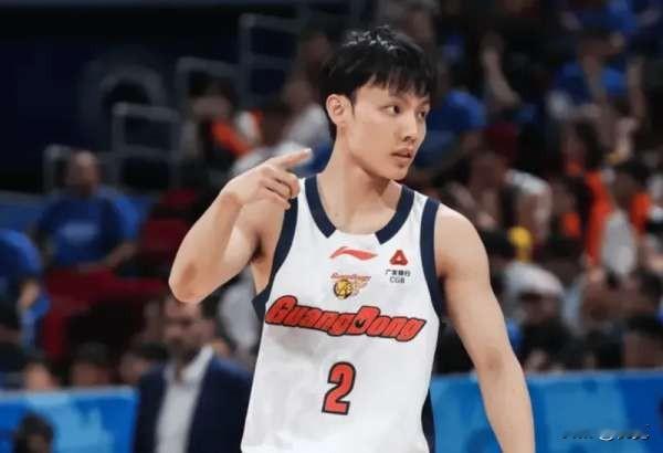徐杰谈新任主教练：变化实在太多，需要去适应这种全新感觉。欧洲篮球的风格就是有一套严密的体系，而且又战术组合多，周琦也曾经表示“欧洲教练技术灵活多变”。