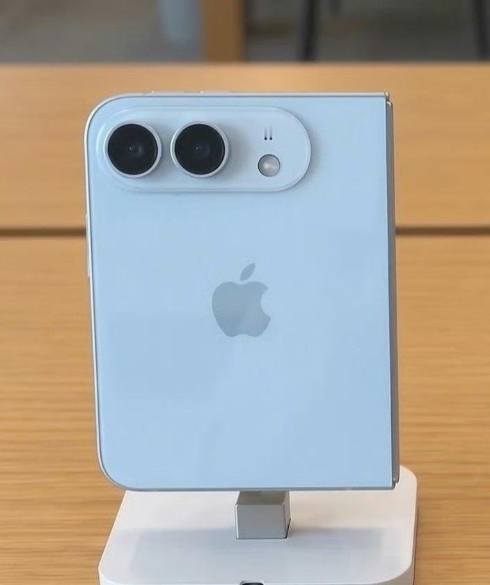 原来iPhone Ultra也是这个设计，这是想到一起了？[并不简单] ​