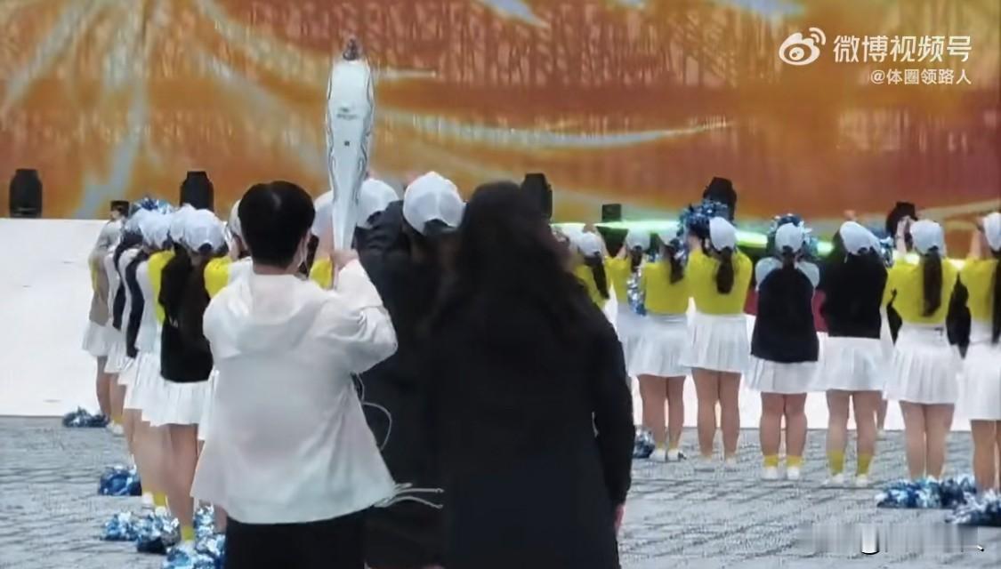 孙颖莎担任河北运动会火炬手，直播在线人数破百万

近日，河北运动会火炬传递活动迎来高光时刻，乒乓球名将孙颖莎现身火炬传递现场，担任火炬手的消息迅速刷屏网络，相关直播在线观看人数一度突破百万，网友纷纷涌入直播间见证这一暖心瞬间。

一身简约着装的孙颖莎，手持火炬稳步前行，神情从容自信。作为从河北走出的