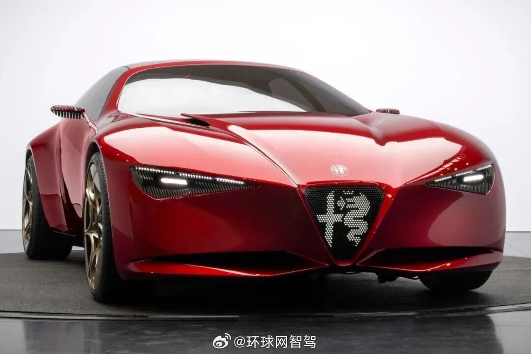 TM INSIDE | Stellantis未来座舱的隐藏科技2026巴黎车展，Stellantis集团旗下阿尔法·罗密欧Cuorerosso与菲亚特Multiplay两款概念车亮相，天马隐藏显示技术融入未来座舱设计。
阿尔法·罗密欧Cuorerosso：中央通道控制区域采用天马隐藏式显示方案，让数字交互与运动美学自然融合。
菲亚特Multiplay：前排 ​