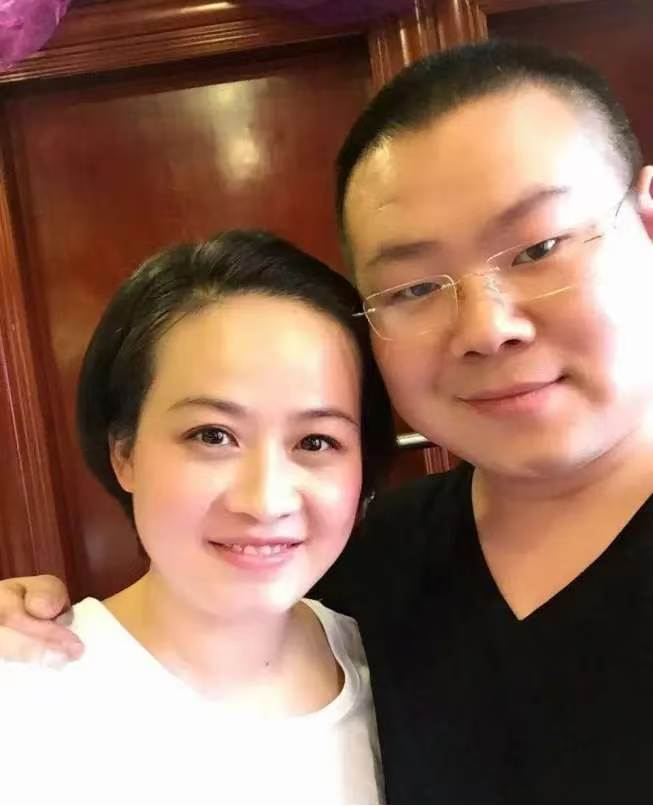 岳云鹏妻子持股公司再涉诉讼，明星“夫妻店”风险藏不住了？

岳云鹏妻子郑敏持股的北京完美喜乐文化传媒有限公司，因民间借贷纠纷被天津华凡星之影视传媒有限公司起诉，法院已公告送达起诉状和开庭传票，案件将在天津市滨海新区人民法院审理。

这家公司成立于2019年，注册资本300万元，郑敏持股30%，实际控