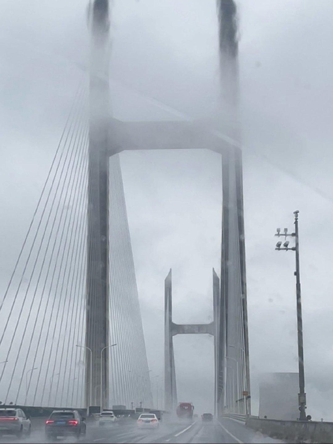 雨天 高架桥 迈巴赫 ​