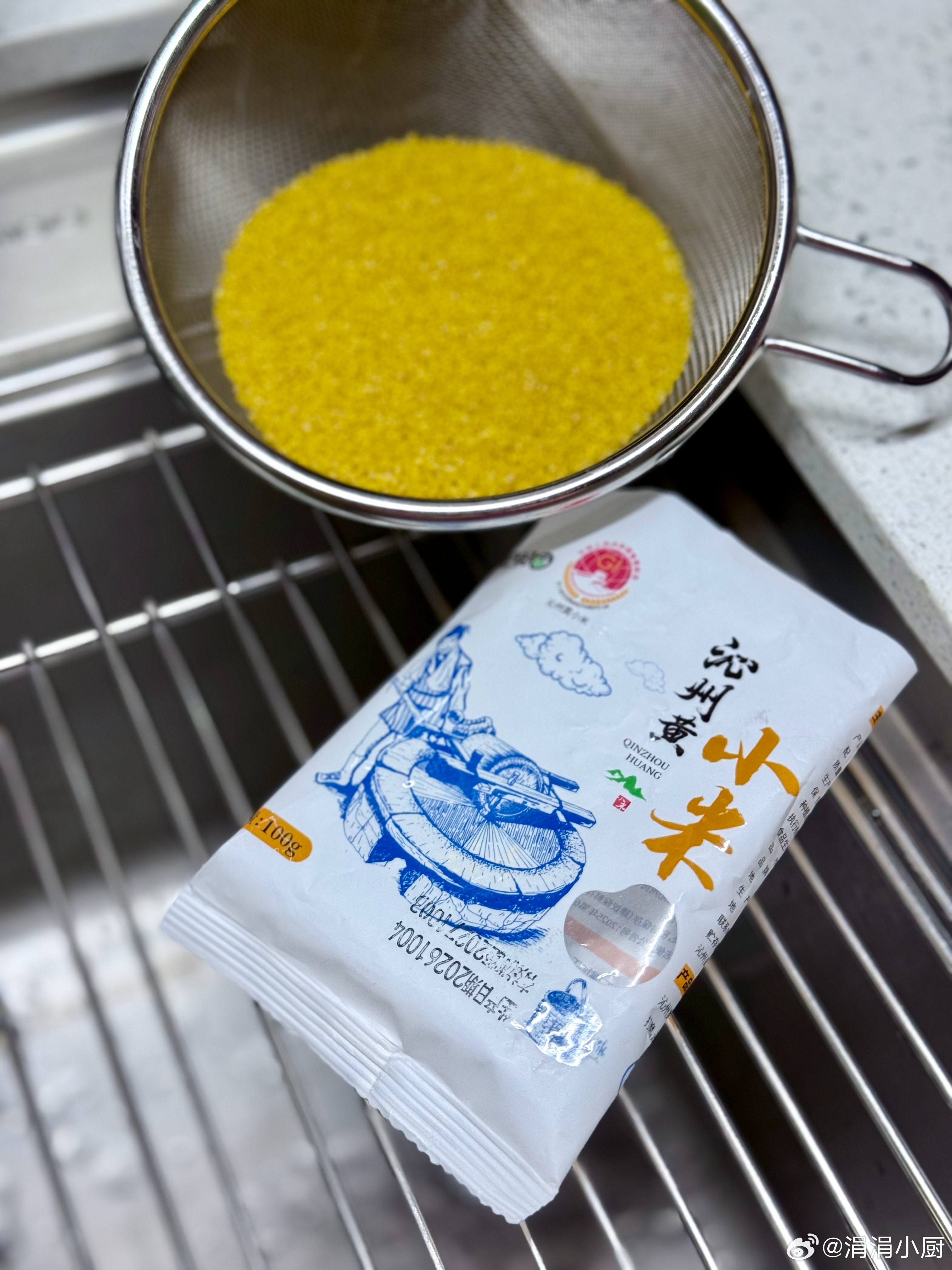 卷心菜香辣肉包 蒸一屉和Q宝吃 其他包好醒发后入冷冻 好几天的早餐都欧了 一包小米煮一次粥 量正好[春游家族]小伙子狂炫包子中[偷笑] ​​​