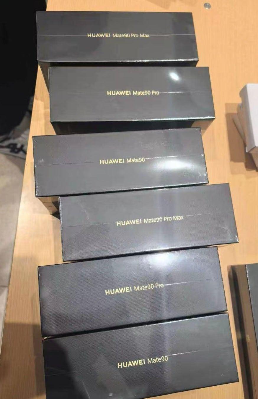 华为Mate 90系列样机已陆续到达门店。
（图源网络） ​