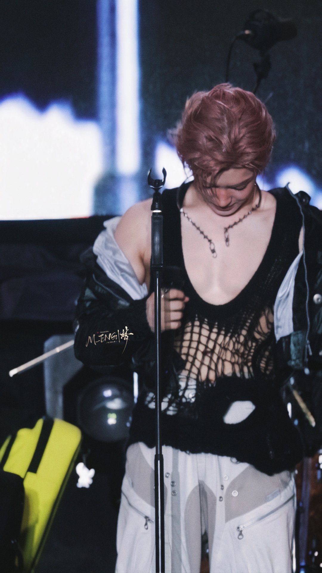 #侯明昊[超话]#  

去年音乐节首秀的“大奔驰”
富有且慷慨
今年只会更富有

但是侯老师，我有话要讲
今年的大奔驰演唱会上咱自家人还没看到
咱不兴先出去“显摆”哈
好饭要留家里[舔屏]

#侯明昊#  | #侯明昊南京江豚音乐节#  | #侯明昊这个身材拿什么输# ​