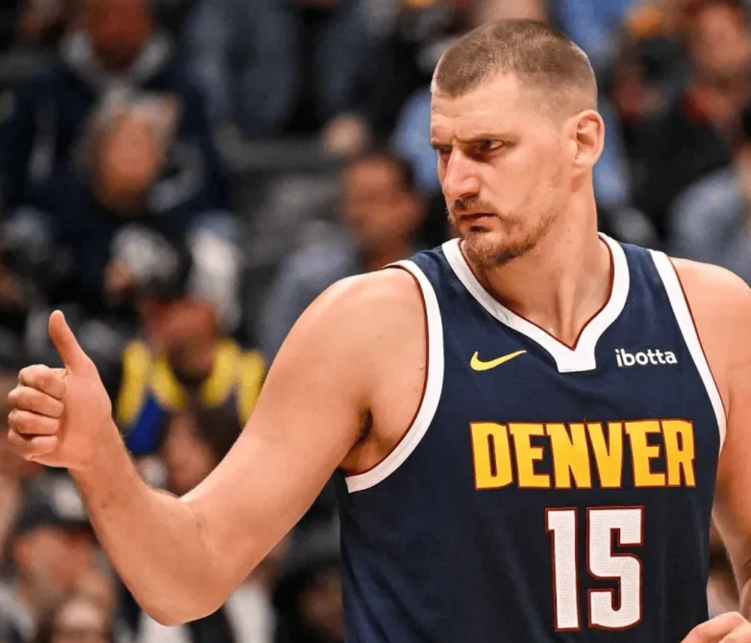 约基奇采访全文：不欢迎嘘主队的球迷，球队落后时从不放弃

 今日NBA常规赛，掘金以141-135的比分击败鹈鹕，在赛后采访中，掘金队球员尼古拉-约基奇针对主场球迷的嘘声给出了强硬回应。约基奇表示，掘金在落后23分的情况下最终完成大逆转，展现了球队永不言弃的精神，那些在主场早早送上嘘声的球迷以后 ​