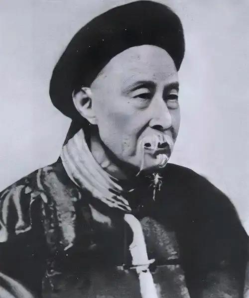 孙家鼐凭什么获清朝最高谥号文正
咸丰九年殿试，皇帝出了一道没人预料到的附加题——写副对联夸夸大清朝。一个安徽人提笔把咸丰祖宗六代的年号全嵌进去，连夸带拍，一气呵成。咸丰当场拍板：状元就你了。
这段故事后来传得很热闹，很多人只记住了两个字，拍马屁。可孙家鼐真正有分量的地方，不在这副对联，而在他死后得到