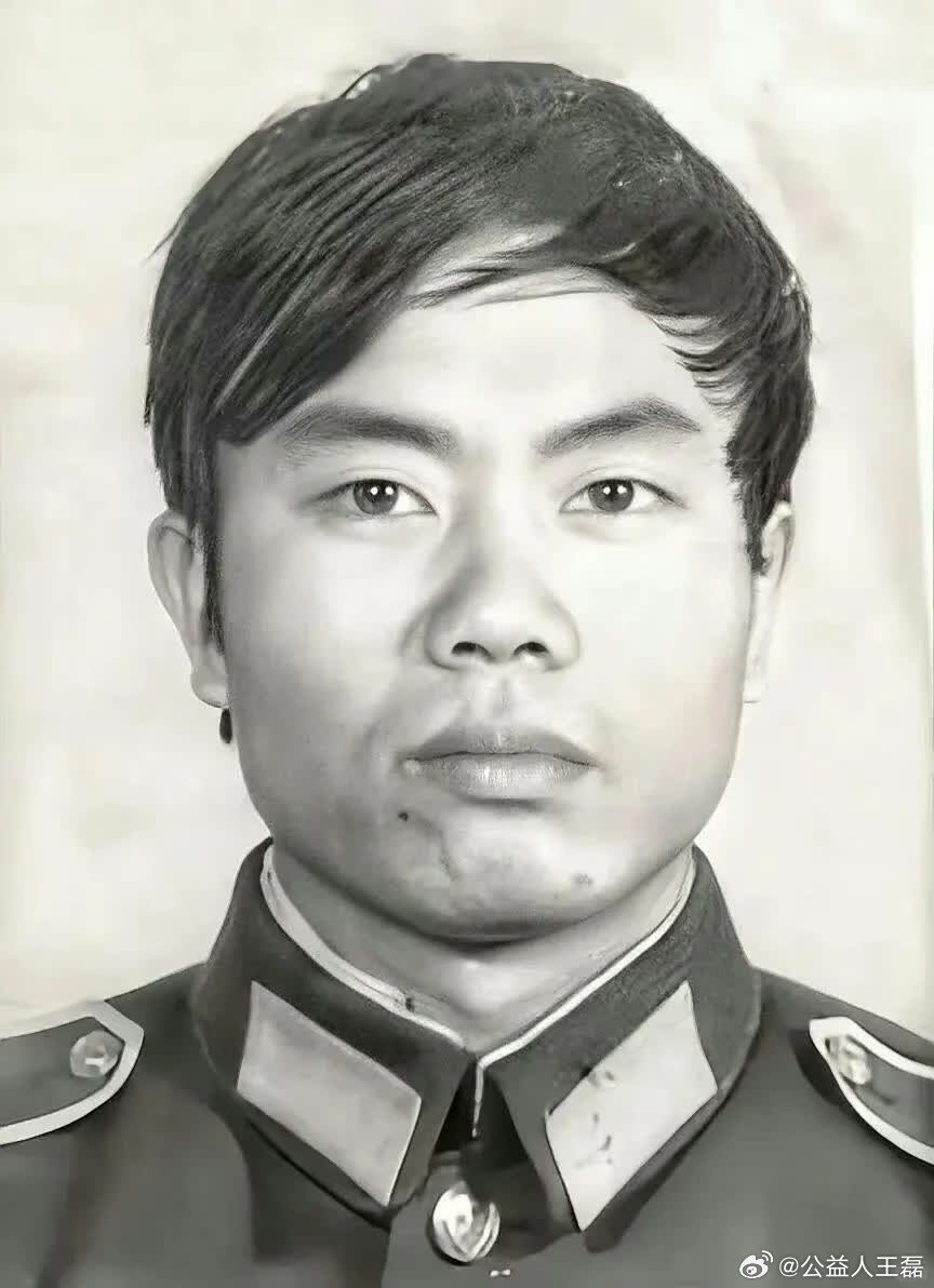 请停留一秒钟！向缉毒英雄 陈建军 致敬！ ​  
  
他是新中国成立以来牺牲的第一位缉毒民警。  
24次孤身深入毒穴，牺牲时全身结满白霜，时年仅25岁。 ​​​