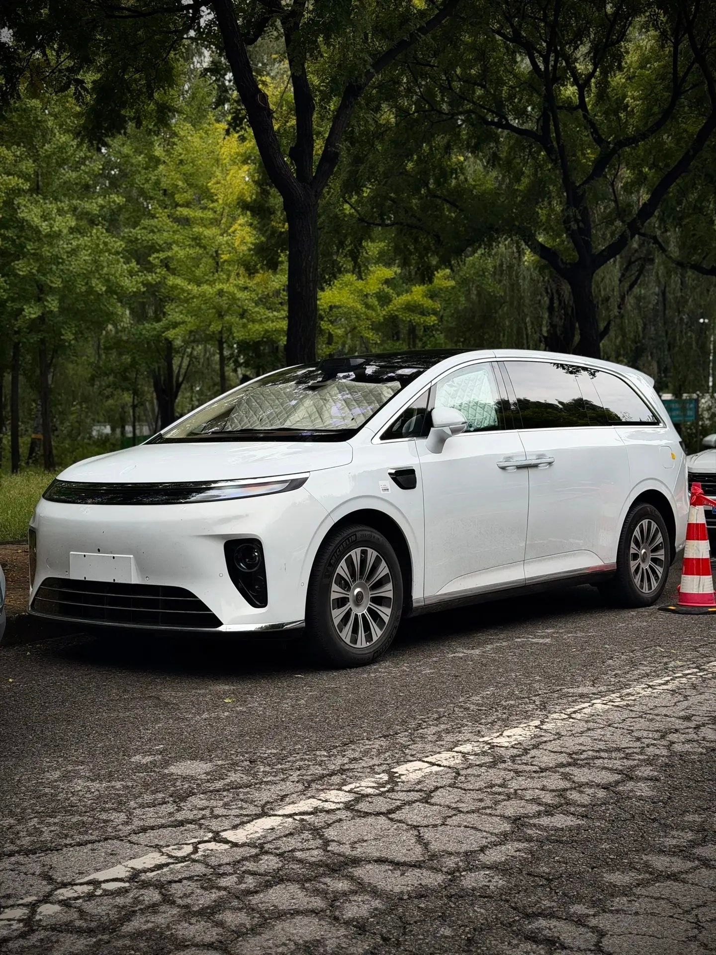 享界 V8 实车外观设计，前脸配备近 2 米的寰宇星环一体贯穿大灯，内...