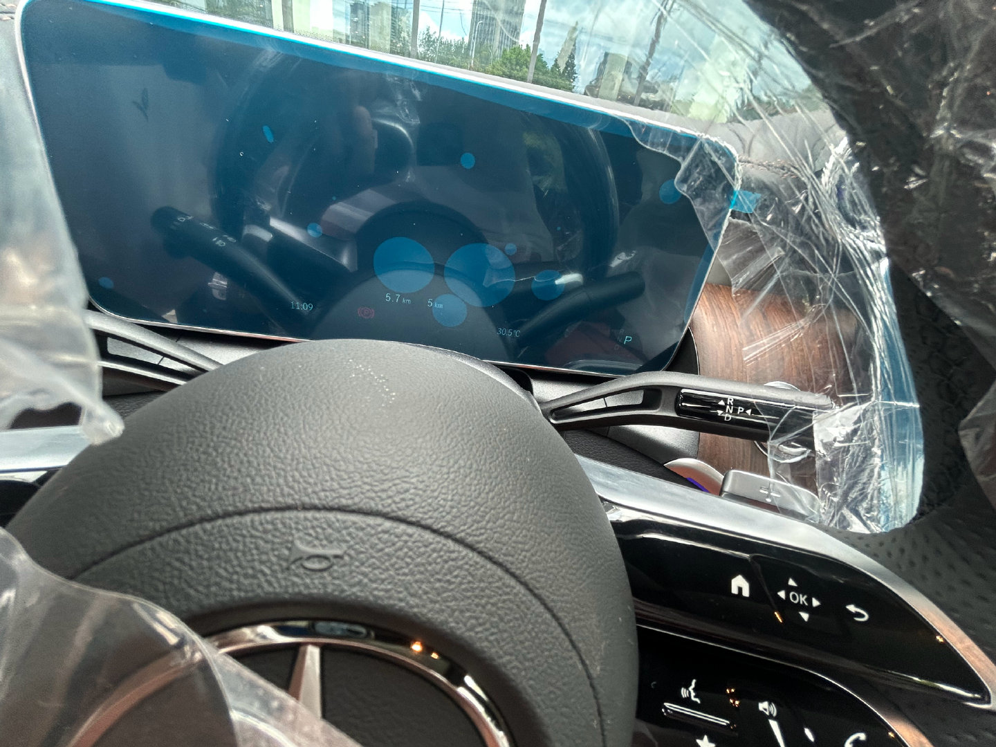  9月交付第二台
GLC300标配柏林音响
日期嘎嘎新
老板们下个月就减配没有柏林了
本月还要上车的抓紧了！ ​