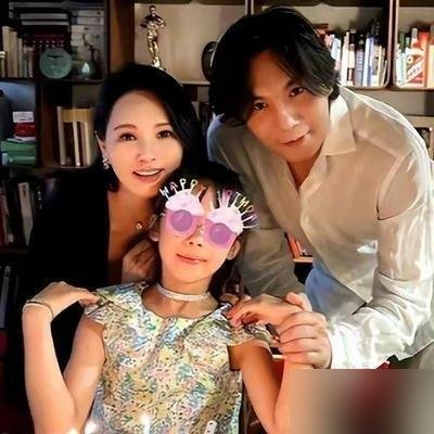 秦昊被拍到跟伊能静出门，全程没牵手没搂腰，各走各的。评论区又炸了，说这哪像两口子。
结果人俩转头官宣上《妻子的浪漫旅行2026》，结婚11年第一次合体综艺。节目里伊能静要仪式感，秦昊直接一句“烦不烦”，全网吵翻了天。
四月伊能静晒照没戴婚戒，离婚传闻刷屏。十月路透一出来，全闭嘴了。
这俩人吵架