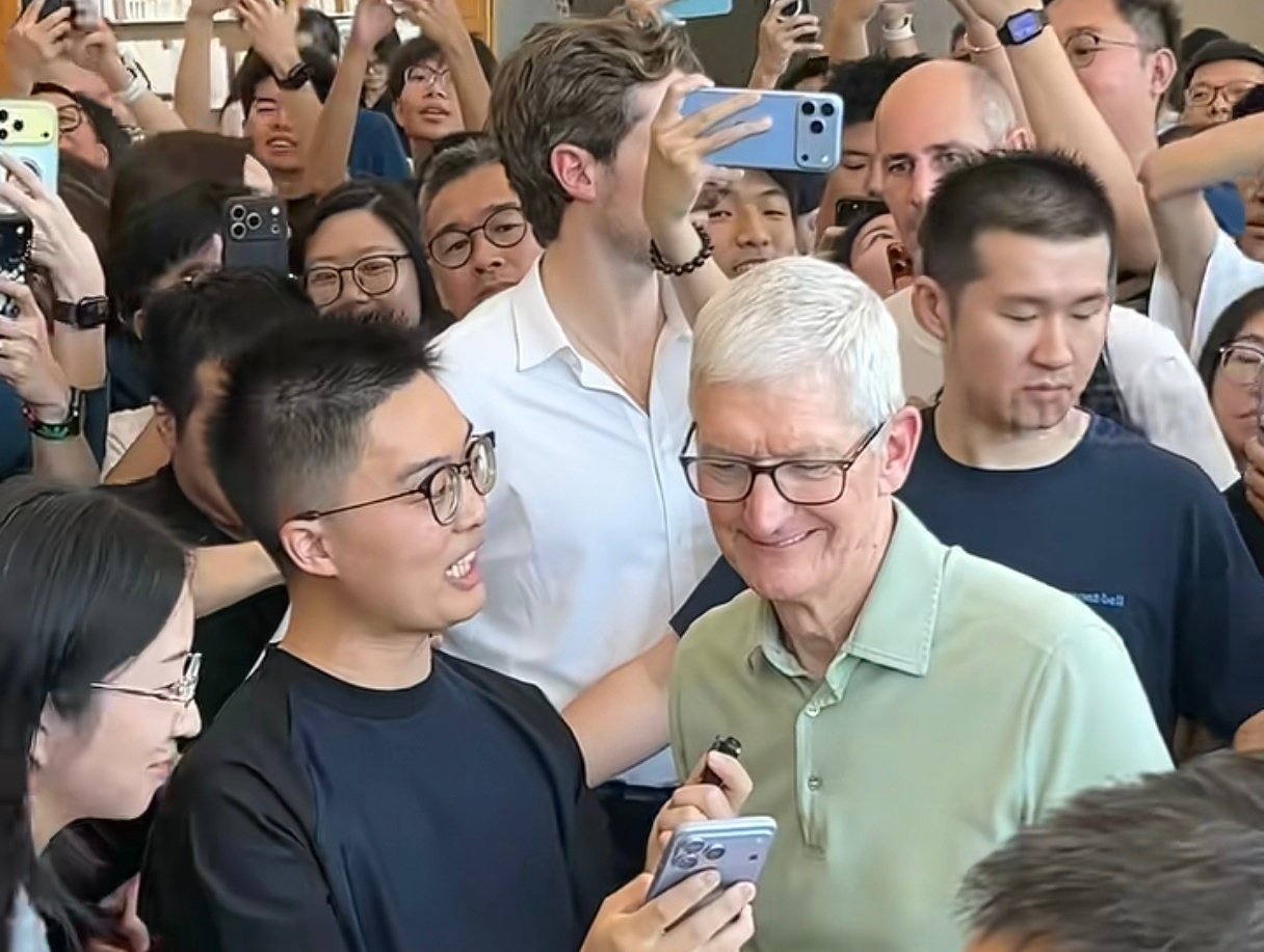 库克现身广州热度依旧不减
最近库克带着团队来到广州
特努斯这次好像没有来
库克出现应该是给大中华区
注入一针强心针
毕竟iPhone Duo准备开售
还有苹果10月13的新品发布会
都是一些重要热场信息
#库克称愿扩大在粤布局# ​