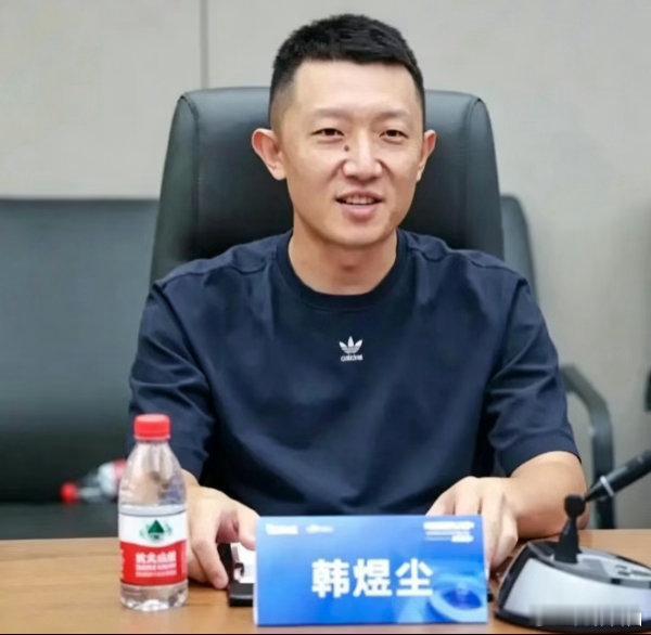 【‌且看韩煜尘公关内外两张皮‌】 把危机公关玩成自己的“翻车现场”，韩煜尘这次给整个行业递了一份最讽刺的反面教材。

作为科大讯飞一手搭建公关体系的核心负责人，韩煜尘在台前是能接住企业舆情、稳住公众口径的“老将”：从星火大模型的重磅发布，到各类行业争议的回应处理，他对外始终维持着专 ​