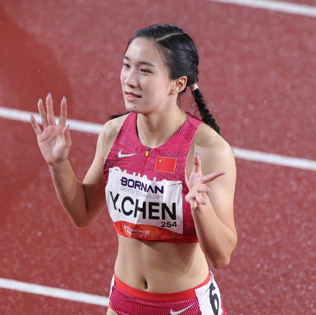 #陈妤颉200米摘银# 陈妤颉好牛！17岁获得亚运会一金一银！！发令枪一响直接弹射起步，就这样在赛道上向对手展示自己的后背，🍑活力玩家实至名归！再次恭喜陈妤颉获得女子200米亚军！！ ​