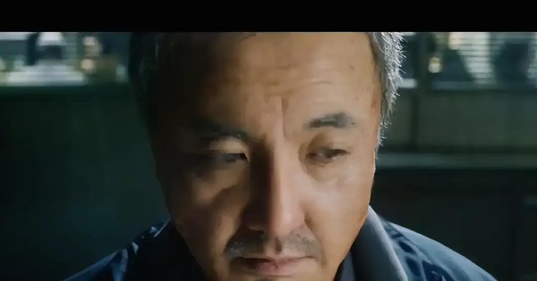 沈腾把那件囚服马甲在身上套了37个小时，去片场楼下便利店买水都没摘。便利店老板以为他是哪个跑龙套的，看他的眼神带着点同情。

2023年消息传出来他要演正剧，网上一片骂声。网友说他那张脸就想笑，根本入不了戏。娱乐大号写他舒适圈待着不好吗，非要出来蹚浑水。

导演刘翔说那场1分钟通话戏，沈腾没走一遍流