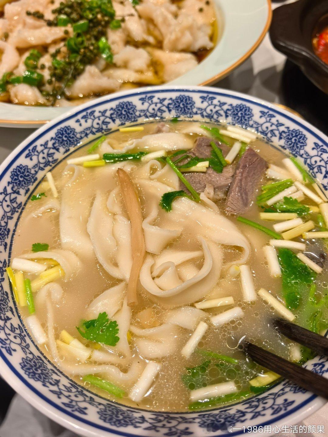 打卡第九百六十六天:早上两碗小米油一个咸鸭蛋黄，中午高铁上盒饭，肥牛盖饭，我喜欢吃里面的莴笋鸡蛋玉米粒拌米饭，队友吃了肥牛拌米饭，我俩正好互相搭配着吃，避免浪费了。半袋奇亚籽饼干，一条能量棒（其实就是五红坚果碎）下午半份嫩豆腐，晚上几口河南羊肉烩面（里面有黄花菜，粉丝，木耳，蒜黄 ​