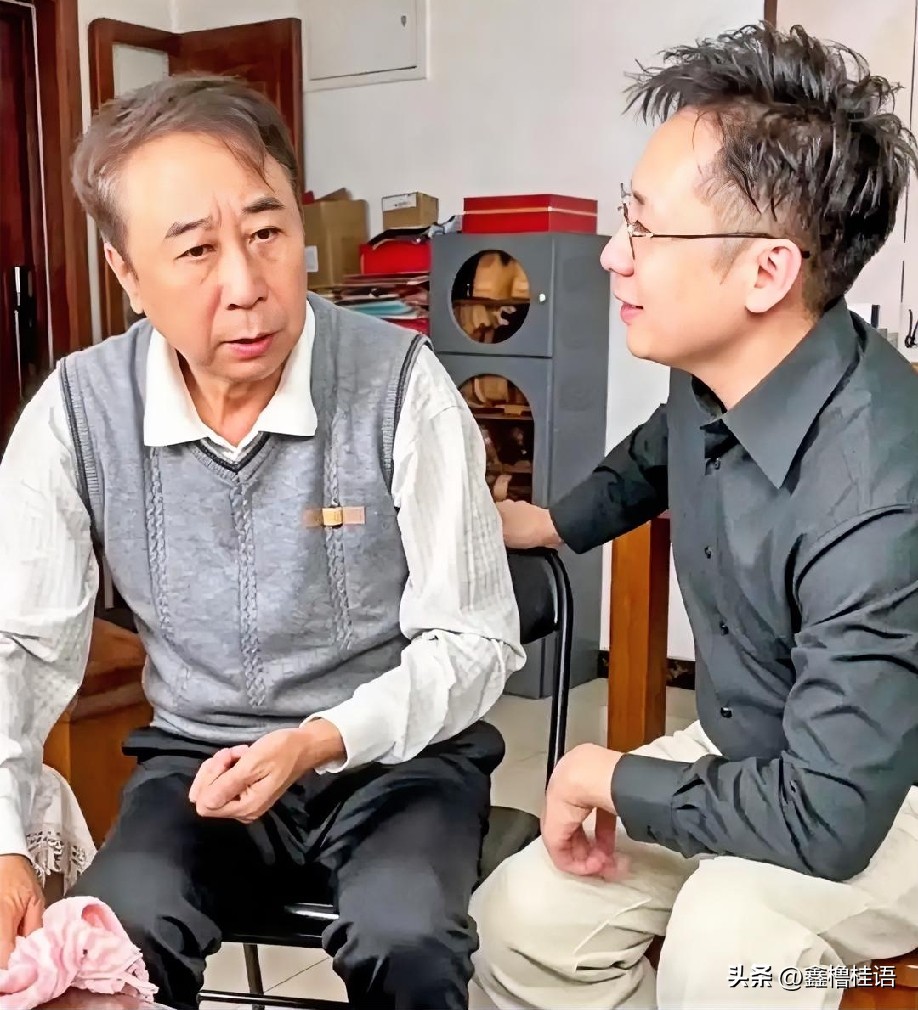 当催婚催生成为许多家庭中受到关注的话题时，冯巩面对41岁未婚无子的儿子冯开城，却用一种令人意想不到的方式，处理了这桩许多做父母的都可能会感到焦心的家庭状况。

这一切发生于父子二人的某次闲谈之中。在这次谈话里，儿子冯开城突然向父亲坦诚了自己真实的想法，直言自己以后大概率不打算结婚，也同样不打算要孩子