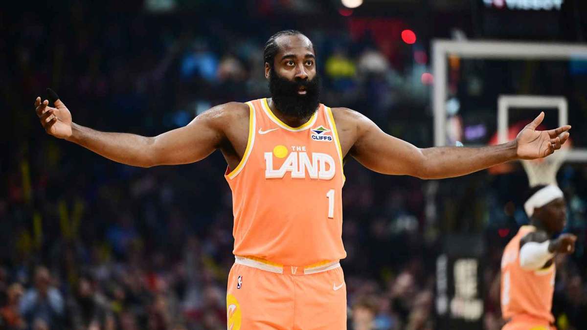 #NBA[超话]#恩师力挺！德安东尼：哈登没退役，仍是联盟顶级球员

前火箭主帅德安东尼反驳外界“哈登已经没落”的论调。德安东尼曾执教哈登拿下MVP，他表示哈登球商极高，即便状态相比巅峰有所回落，依旧属于联盟顶尖球员。

上赛季哈登交易至骑士，场均23.6分8助攻，带队闯入东决。休赛期骑士与哈登签 ​