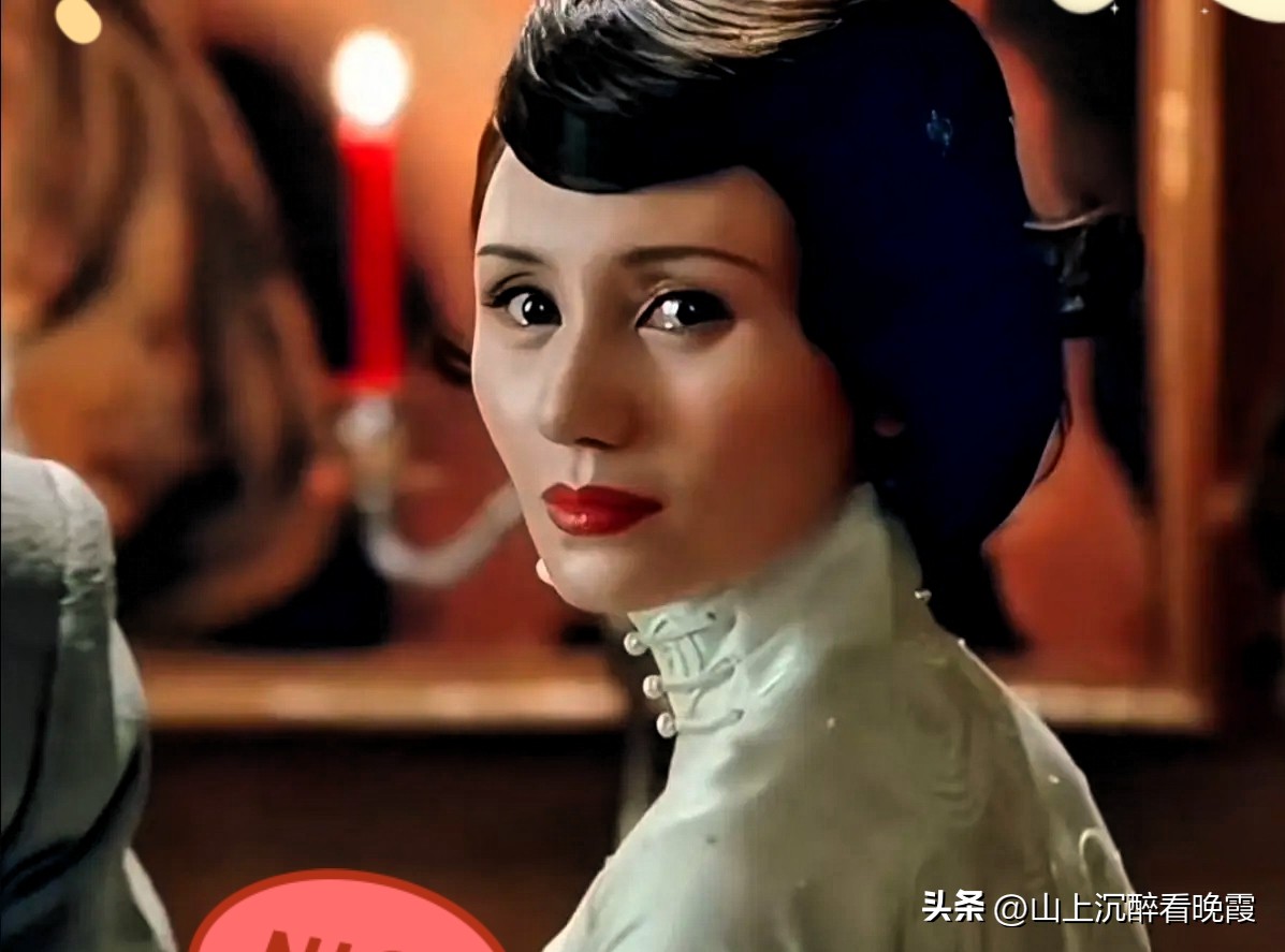 周润发说，他演了这么多年戏，
合作的演员数不清，
唯一一次差点没接住的对手戏，就是袁泉那一眼万年。
 
就是《大上海》重逢那场戏，袁泉含泪回头一个眼神，多少情绪全都装进去了。演的太棒了。
 
连发哥都感叹，当场差点接不住她的表演。比起这段名场面，我更佩服现实里的袁泉。
 
平时很低调，很少上综艺蹭热