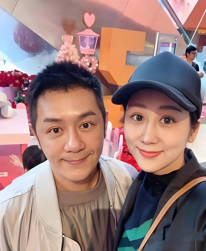 五年剖四个，不如一个搬桌子的女工。蒋丽莎直播里把这话撂下了。
她说陈浩民嫌她贪得无厌，她当场翻旧账：恋爱时他全款给前女友买房，写人家名，分手后本金一分没拿回来。圈里人都知道。
轮到她，手头紧得不好意思开口要钱。自己挪那张五个男人都抬不动的大理石桌，陈浩民没搭手，转头去帮旁边的工人姐姐。
她自曝