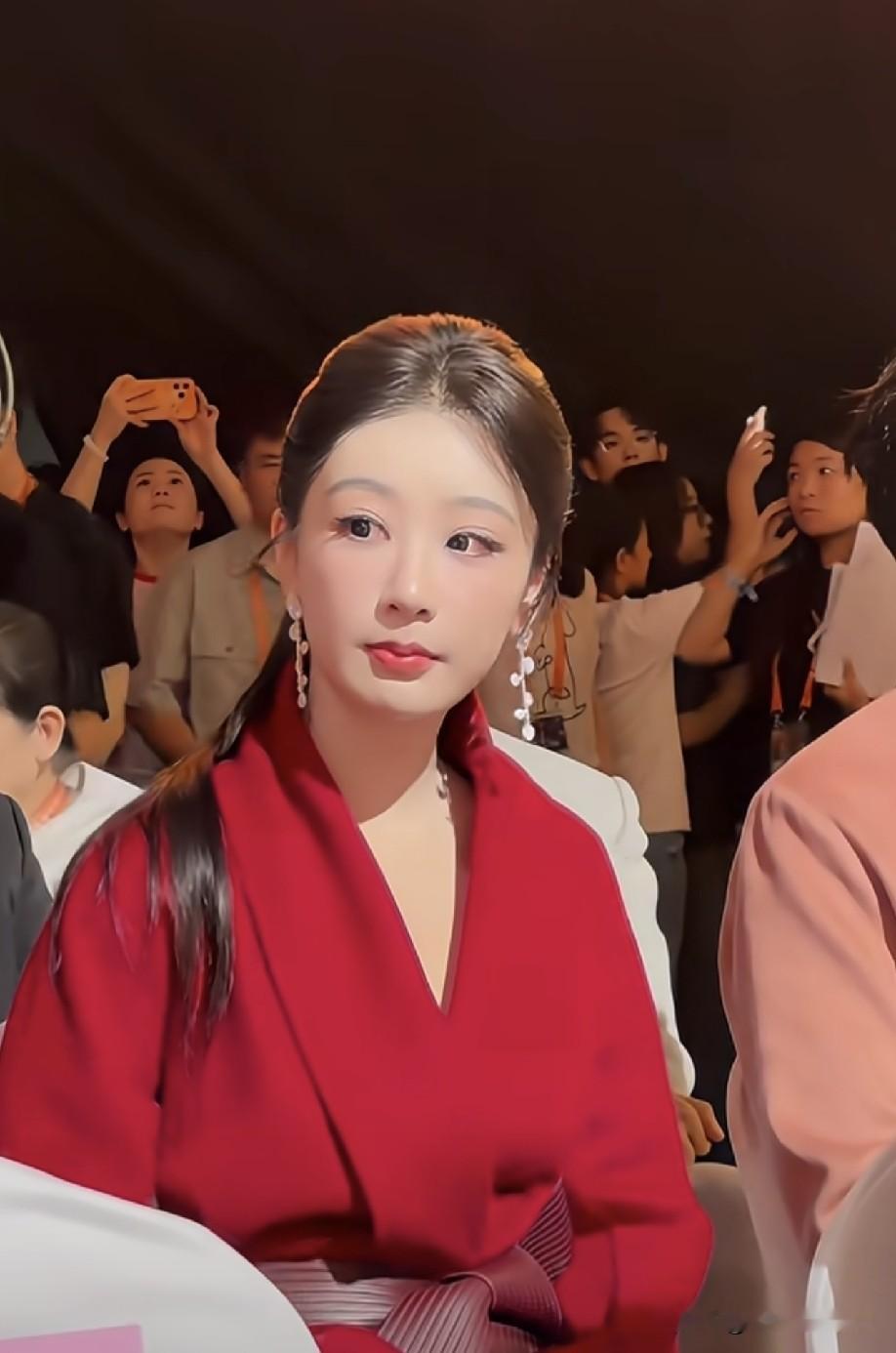 杨紫参加金鹰提名表彰，一身红色套装出席活动，可能是连轴转没休息好，杨紫的眼睛都是红红的，感觉造型师有点偷懒，给杨紫画的妆容都不像她本人了，有人说像黄奕。

明明杨紫的个子也不低，这身衣服像小孩偷穿大人的衣服，一点也不修身，显得杨紫都没有腰了，貌似杨紫也穿不惯这么高的高跟鞋，走路也不自然，迈不开腿的样