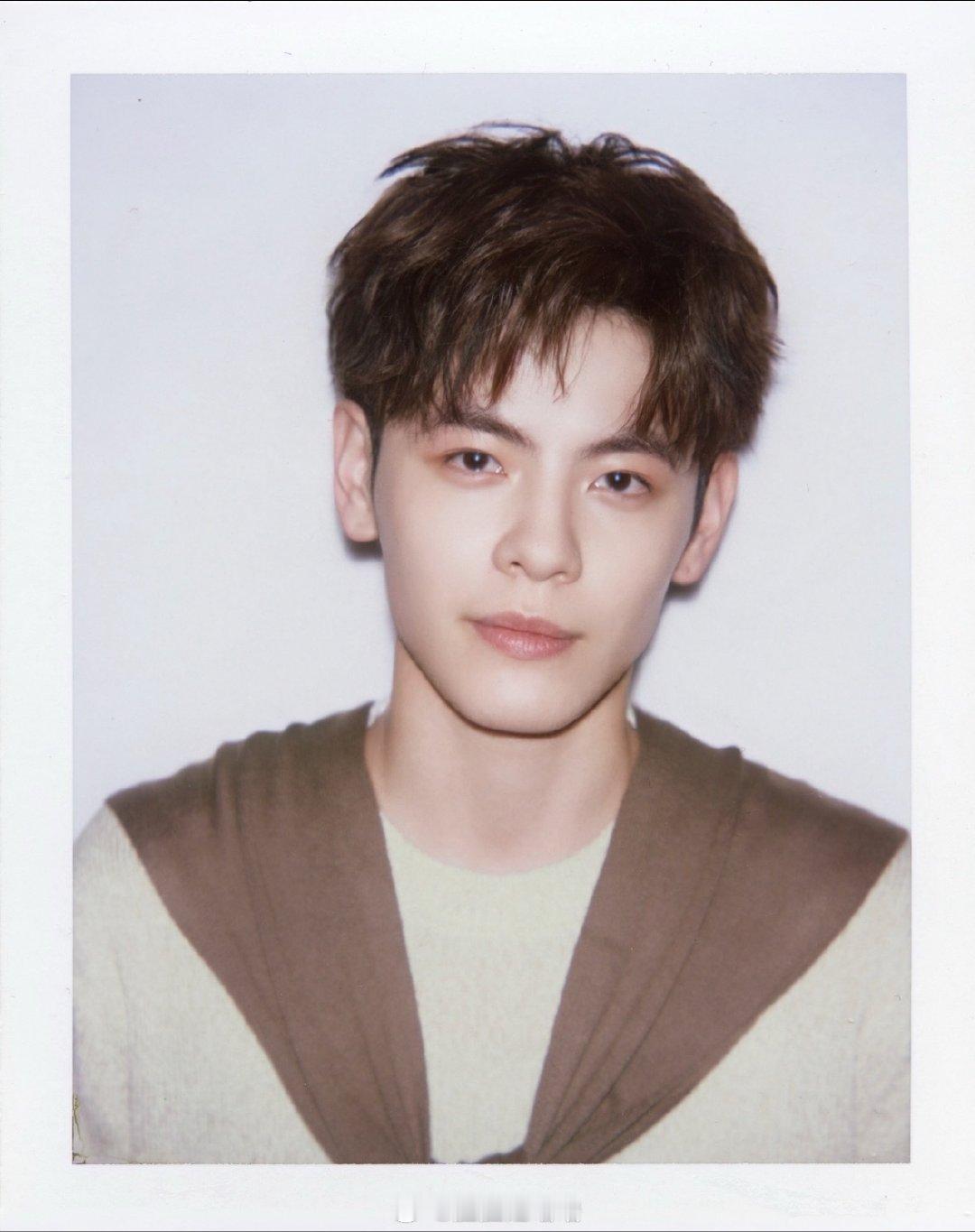 #杨舒予[超话]#  
自由点这组撕拉片封神！！！！[奶牛猫] ​