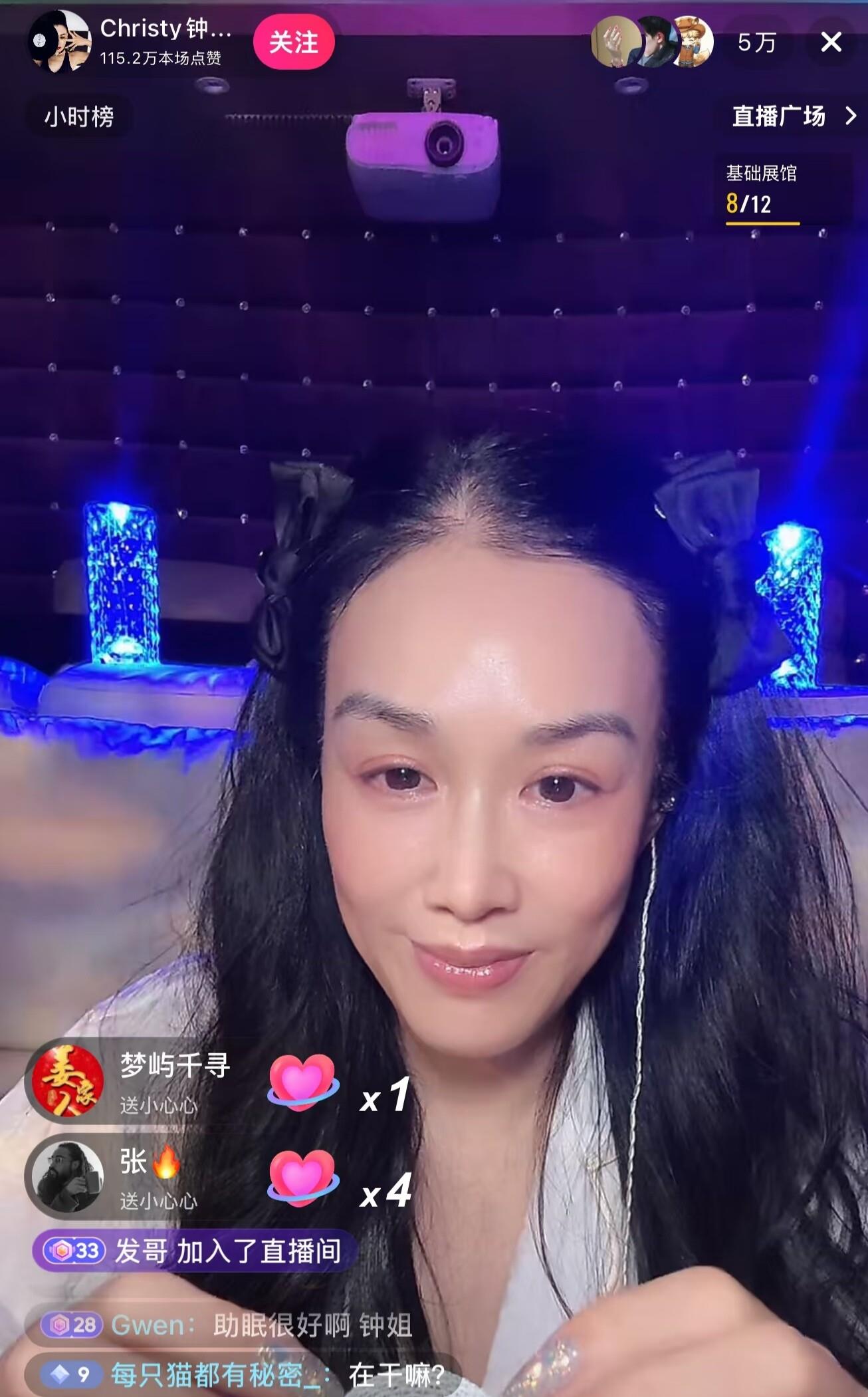 有动静，
我憋着没笑！
昨晚钟丽缇做沉浸式助眠直播，在线人数从一千涨到数万，观众都快睡着了，结果旁边张伦硕冷不丁来了一记响屁，麦克风收得清清楚楚，数万人瞬间被崩醒，弹幕从&