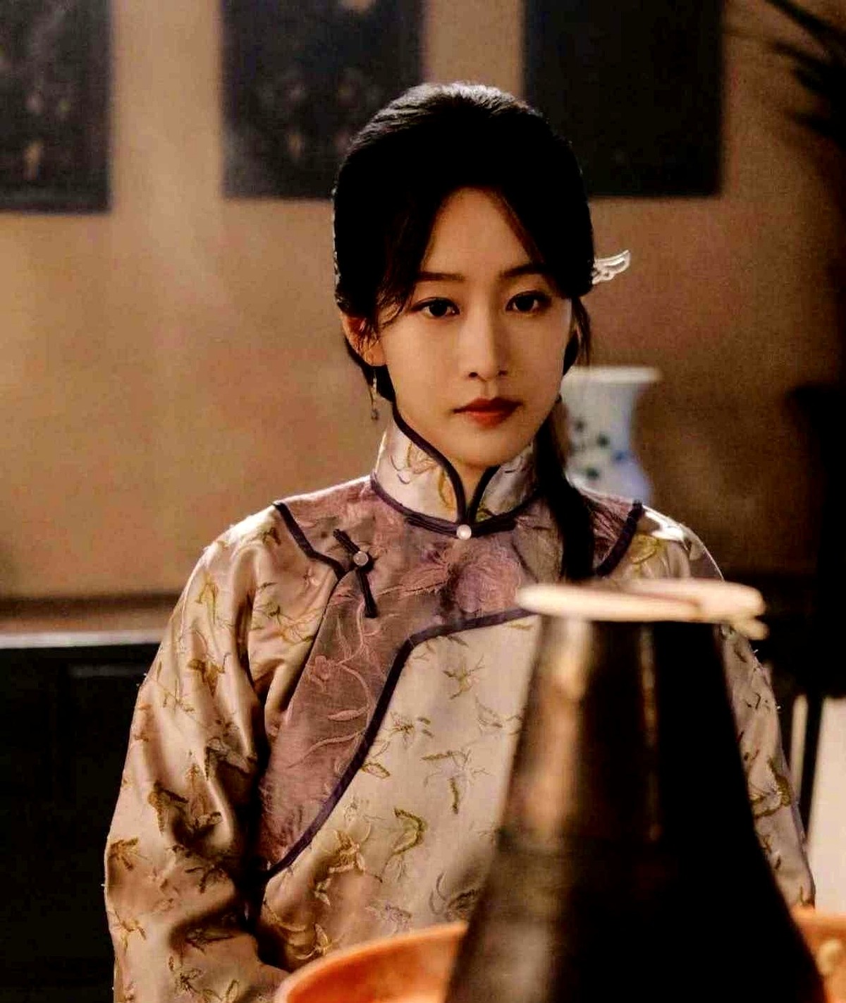 花18块钱买超前点映，结果发现自己演的角色被剪没了三分之二。

刘美含盯着屏幕，自己熬夜拍出来的高光戏份全蒸发了。她没忍住发了条动态喊心疼，评论区立刻炸了锅。有人替她憋屈，也有人劝她别公开得罪片方。

眼看争议变大，她转头又发了一条，把被剪掉的碎片台词贴出来，说理解剧组剪辑考量，只是想让大家看看这个