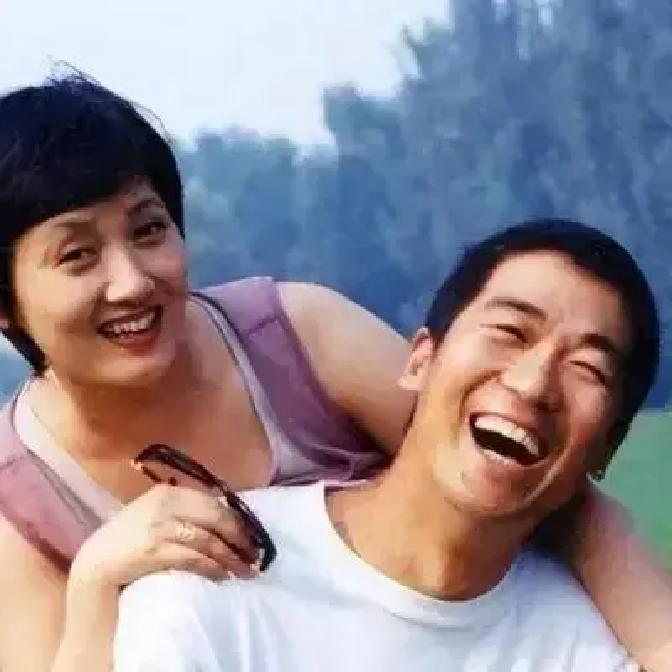 张国立和前妻罗秀春离婚都三十多年了，如今 67 岁的罗秀春，每月雷打不动地收着前夫打来的生活费，从来没断过一回！1988 年定下的数，到今天一分没涨过，也一天没停过。

钱每月五号到账，罗秀春的手机短信提示音总是很准时。她很少特意去看，只是买菜付钱时偶尔瞥见余额，心里会顿一下。儿子张默有次劝她：“妈