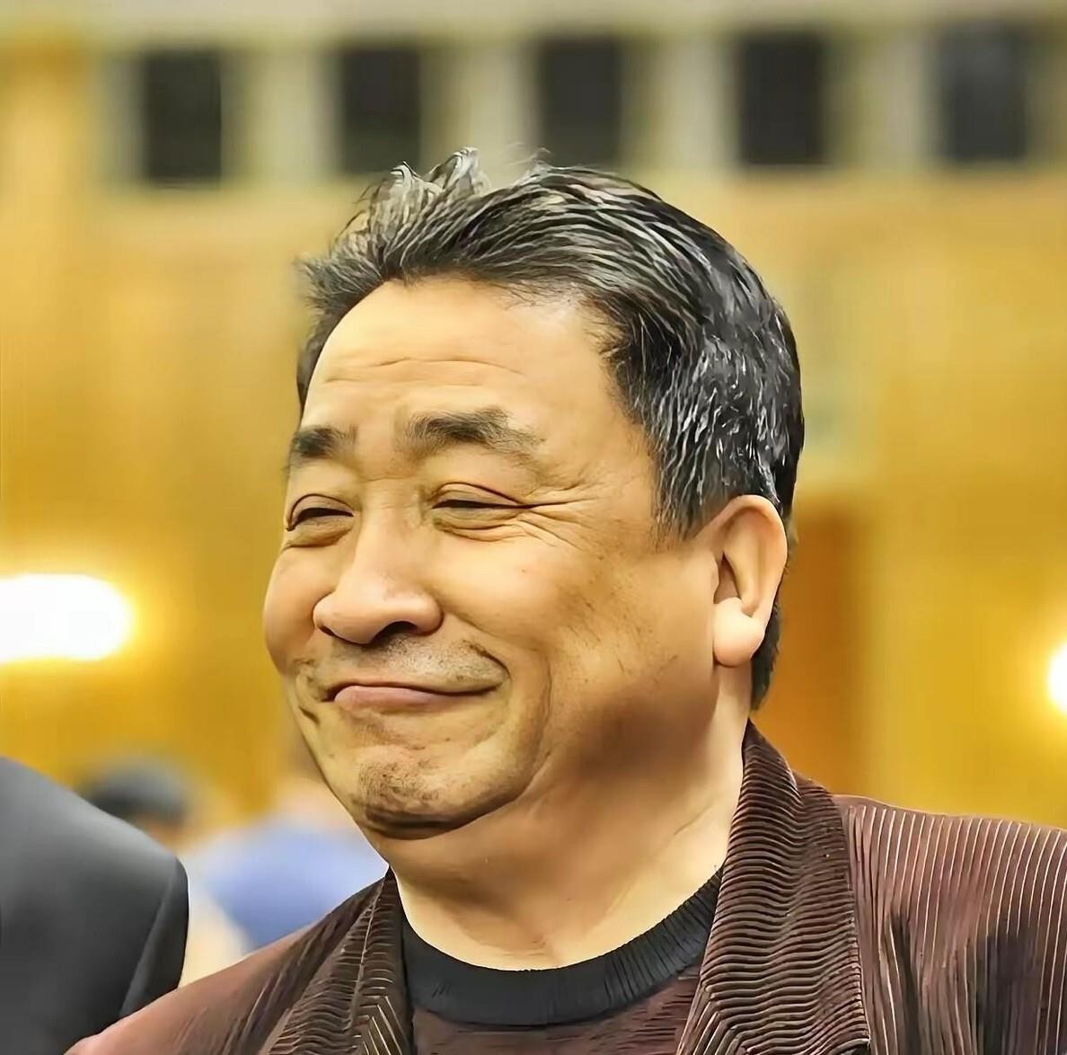 姜昆被骂了十几年始终沉默，杨议父子却每天在直播间围着郭德纲转，曹云金隔三差五也要把那段师徒恩怨翻出来说一遍。杨议直播间平时就千把人，一骂郭德纲瞬间涌进十几万，咸菜能卖三千多单，他自己都承认“砸缸比带货赚钱快”。曹云金2010年生日宴闹翻、2016年被除名、六千字长文互撕，这些年直播说相声，话题始终绕
