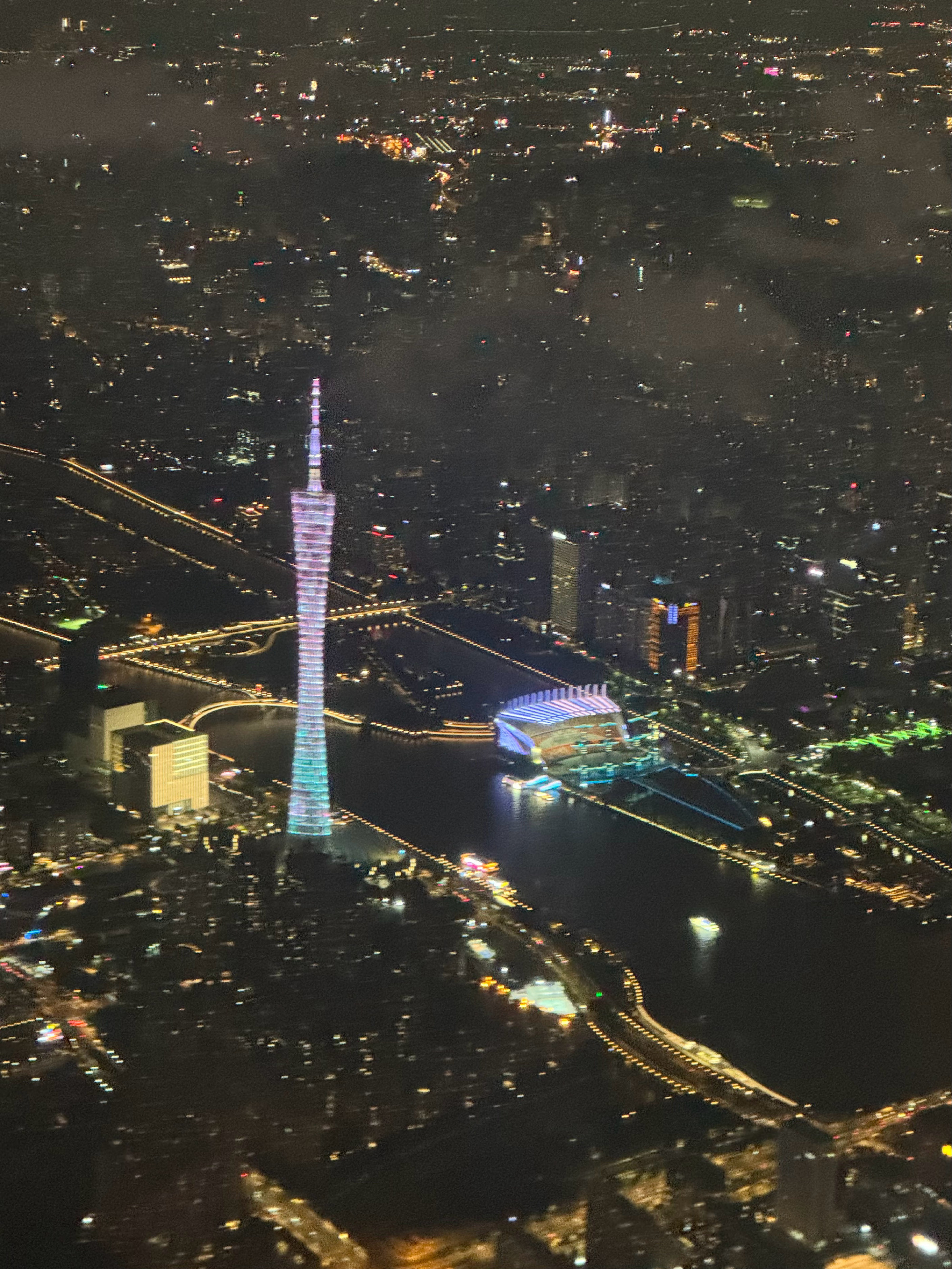 每次拍到这个视角的广州塔都会想起来19年从南京飞过来面试四大那段时间拍...