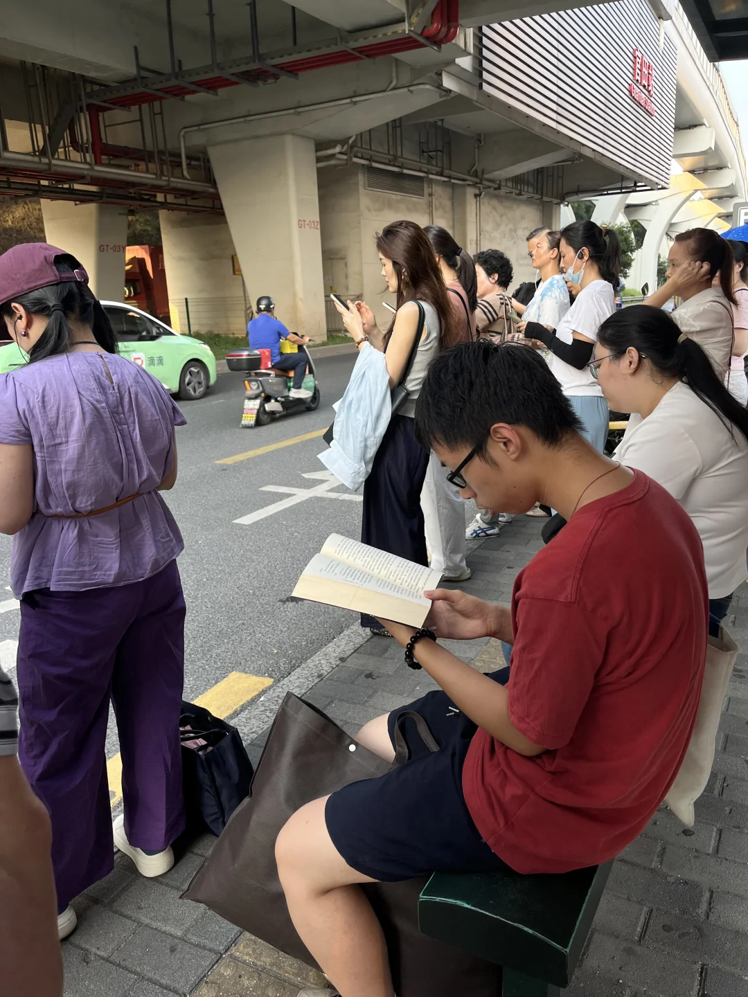 阅读随时随地📚公交站台看书的男孩👍