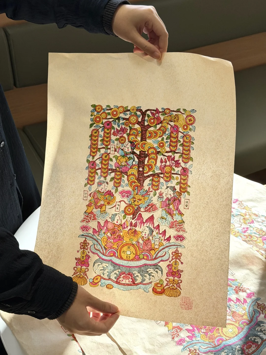 把年画做成卷轴，挑战全网最萌马年摇钱树