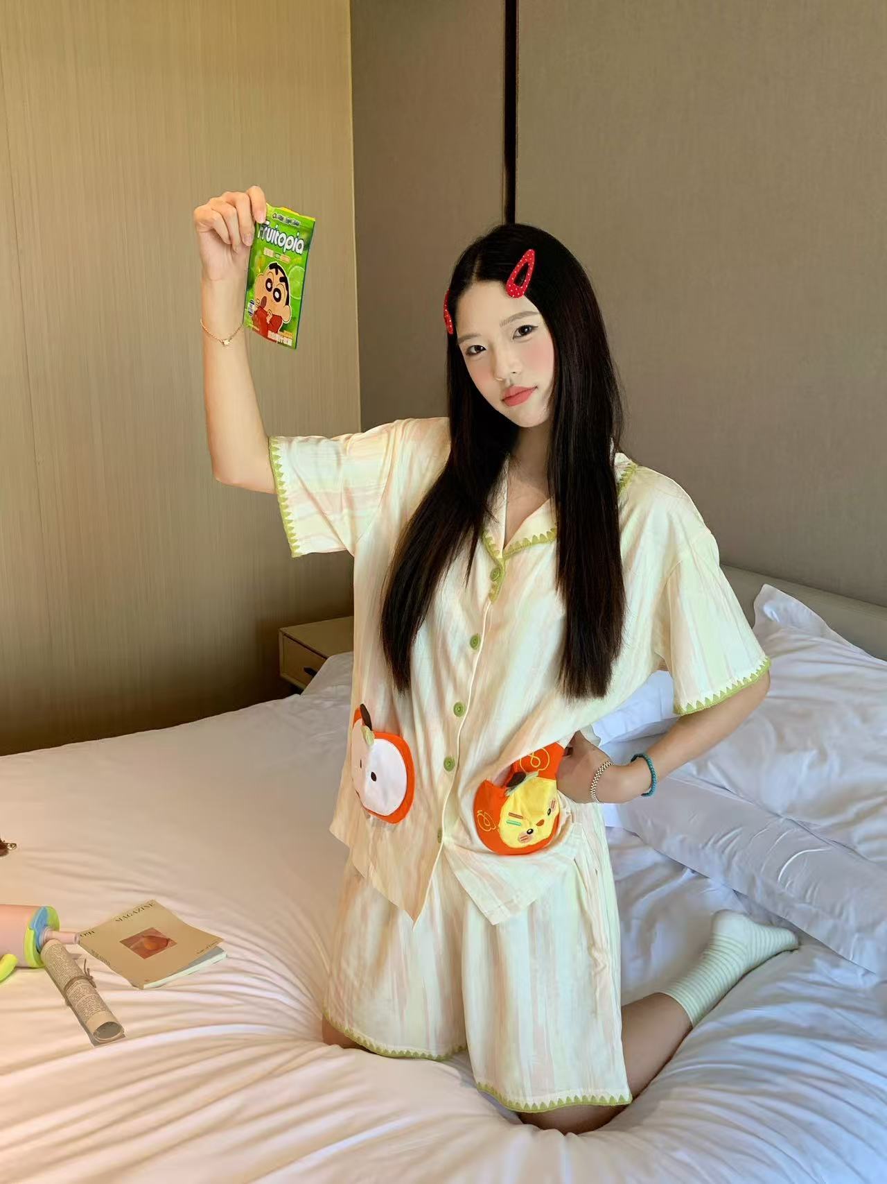 #IU[超话]#  🍂 #IU韩国第一女solo# 

【IU首站】2026 onIyU秋季周边特典🍂

清甜苹果 软萌小鸡
柔软裹住昼夜的温柔
属于UAENA的居家睡衣如约而至
于一室静谧 怀一份惦念 安然入梦

🕒开售日期：2026.10.19-2026.11.01
预计结束售卖后20天发货

短袖短裤set：89r
长裤长袖set：99r
ALL IN（短袖 ​