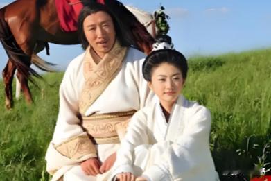 2011年孙红雷拿到了剧本，一看女主是景甜，配角是金喜善和吴镇宇，直接就拒绝了，导演说，给孙红雷片酬加到1200万时同意了
2011年，孙红雷拒演《战国》却因1200万片酬松口，1.5亿投资只为力捧新人景甜。剧本魔改、众星沦为陪衬，最终票房惨败口碑崩塌。多年后景甜凭《司藤》逆袭，而孙红雷早已退还片酬 ​