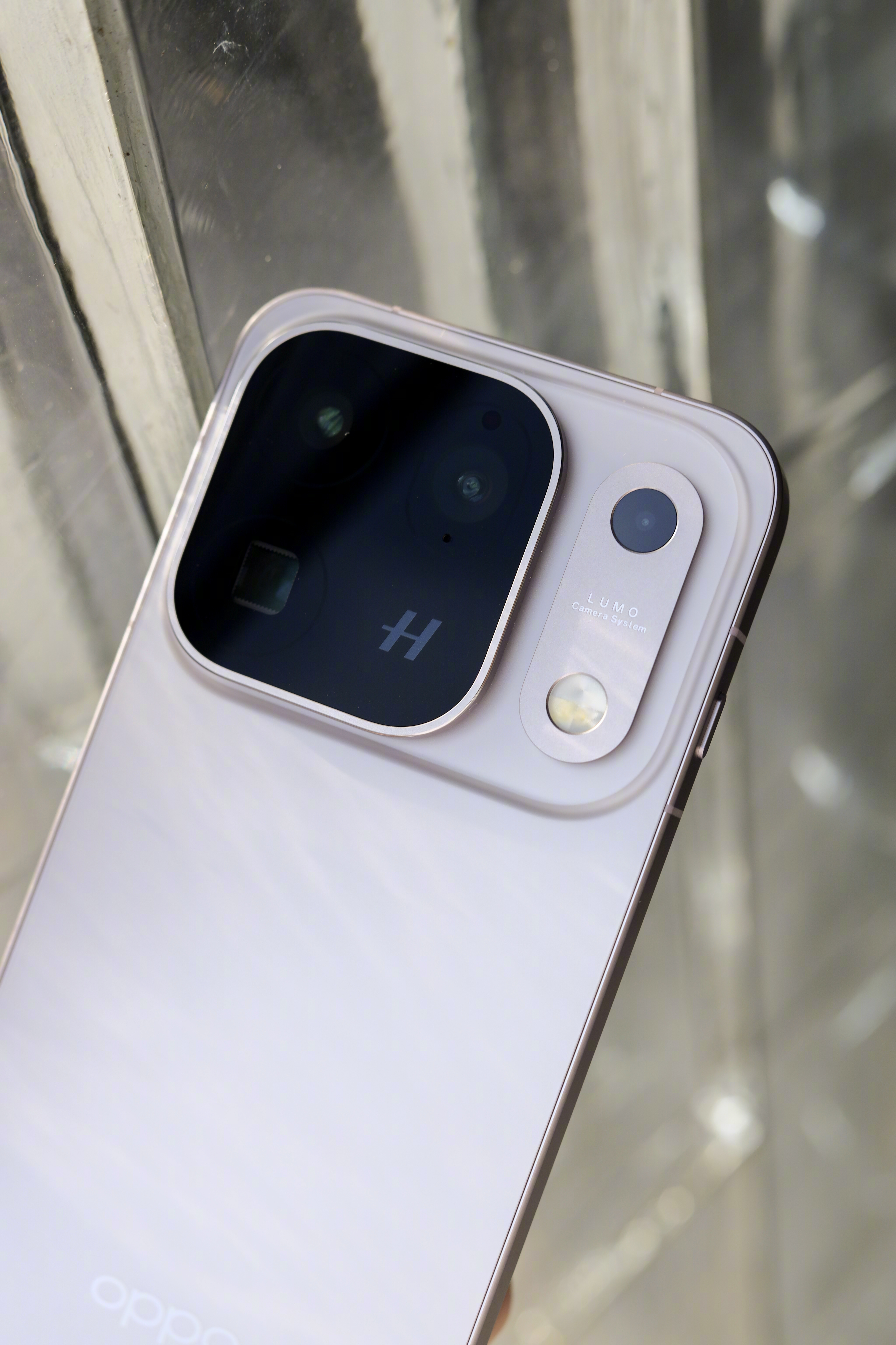 从 #OPPO Find X10# 系列开售情况来看，这代 Find 旗舰新品在配置和售价上也是狠狠戳中用户的心，是同期开售品牌中较上一代销量表现最好的。由此可见，大内存以及合理的价格，会更大程度影响用户的选择倾向。

当然了，OPPO Find X10 Pro Max 本身强悍的影像能力也是此次热卖的一大重点，毕竟是目前行 ​