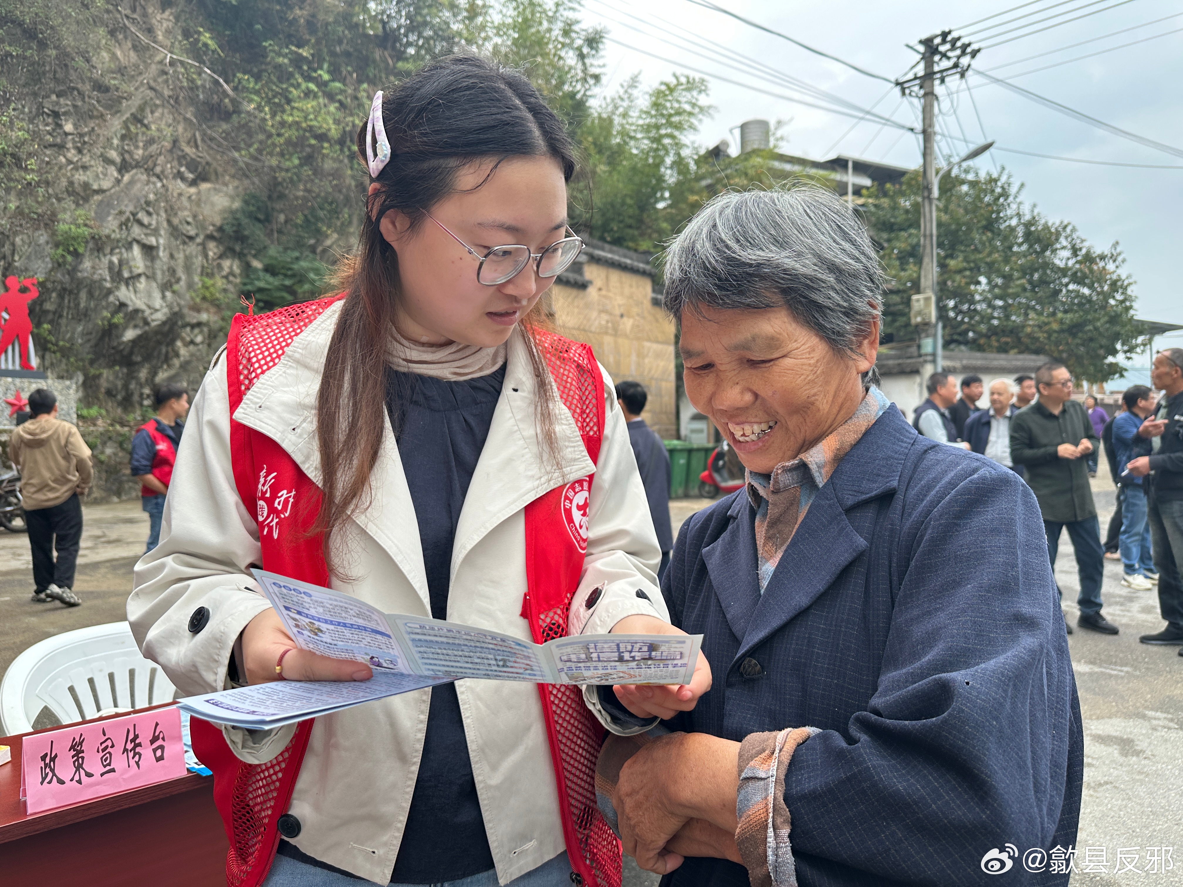 #反邪动态#【安徽歙县富堨镇：岁岁重阳护安康 反邪防诈守夕阳】10月16日，安徽歙县富堨镇结合仁里村重阳区爱老敬老活动，融合开展反邪教防诈骗宣传教育。平安志愿者用通俗易懂的语言，讲解邪教危害，教授识别方法，拆解邪教借“治病免灾、修身祈福”蛊惑群众的隐蔽套路，教育引导群众认清邪教迷惑心智 ​