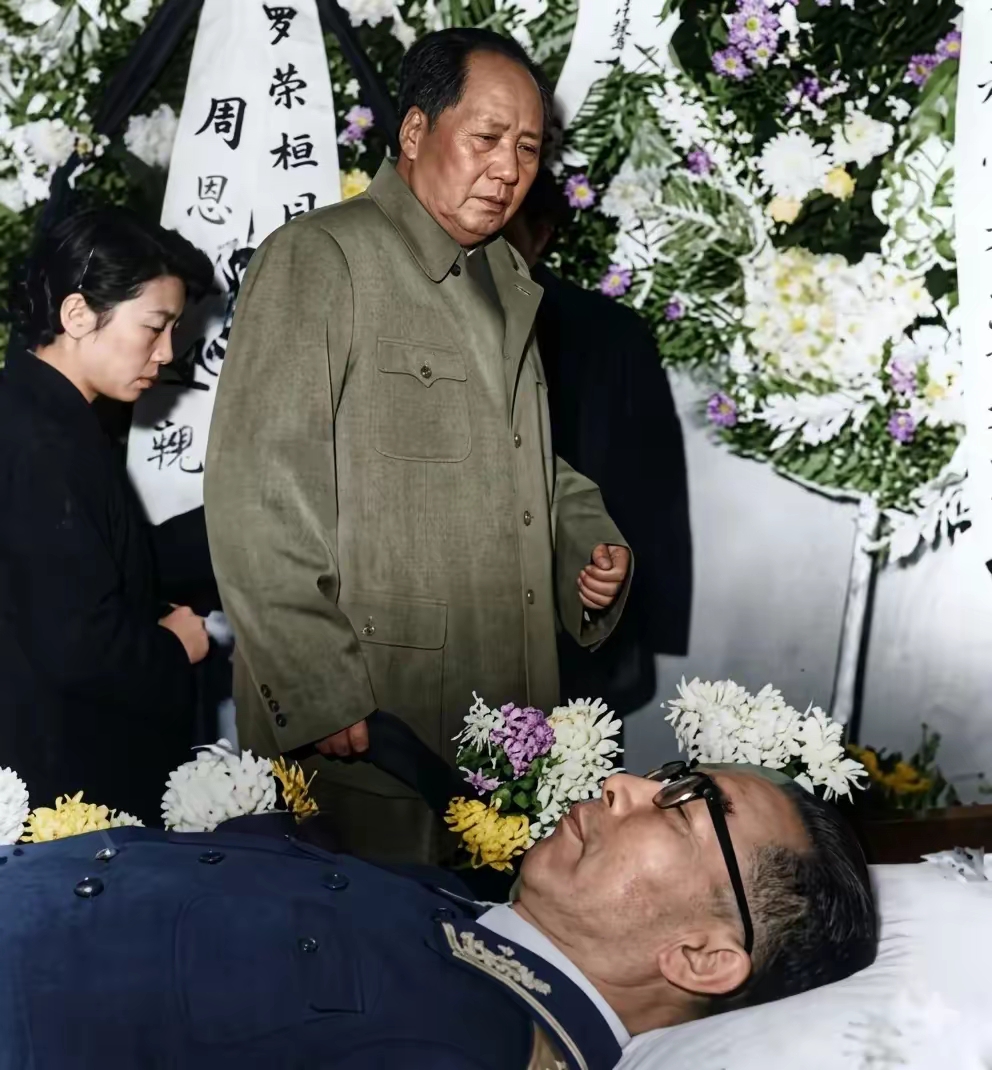 你知道毛主席在《吊罗荣桓同志》一诗中所写“记得当年草上飞”是什么意思吗？其实是坐