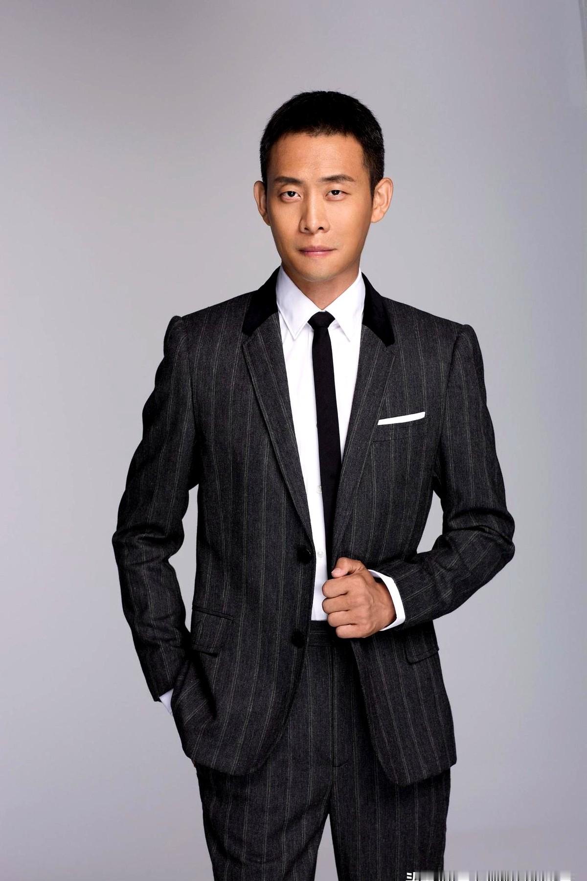 内娱不炒绯闻全靠演技混饭吃的男演员，张译绝对算一个。

没颜值没流量，硬是演一部火一部。当年《士兵突击》里史今退伍吃糖那个镜头，看哭多少观众。后来《鸡毛飞上天》演陈江河，凭着那股子创业韧劲直接拿下视帝。

再看《狂飙》，二十年死磕的安欣，从青涩小伙熬到满头白发。《我的团长我的团》里那个嘴毒心软的孟烦