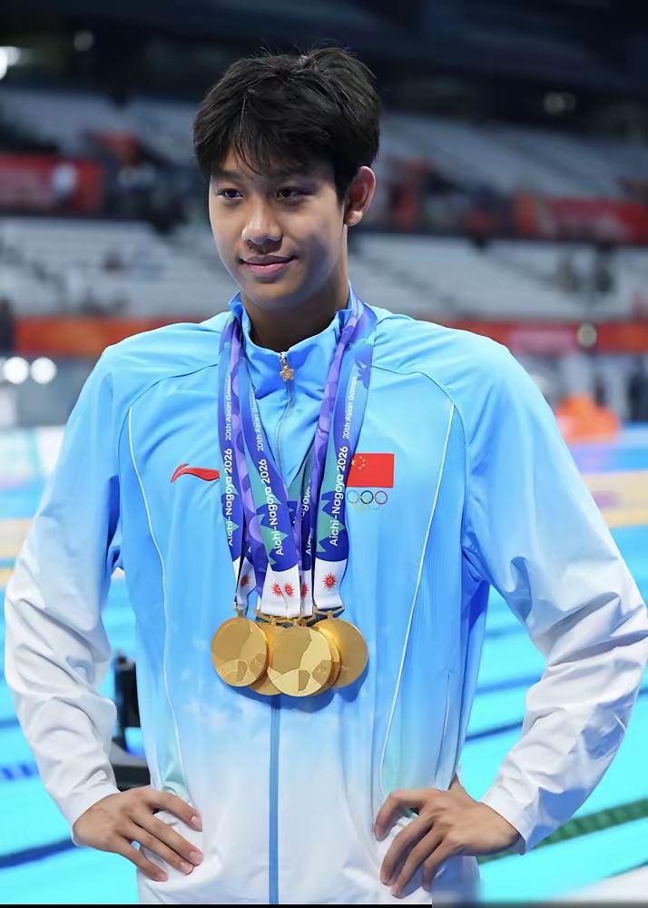 张展硕没有拿到名古屋亚运会男子MVP？是的，泰国短跑选手汶颂更被评审团认可为“最具标志性”的运动员。亚奥理事会的规则是由5人评审小组投票，综合考量世界纪录、亚洲纪录、亚运会纪录，以及金牌数量。
张展硕本届拿到7金，覆盖200米、400米、800米、1500米自由泳等个人项目，还参与了接力，并打破亚洲