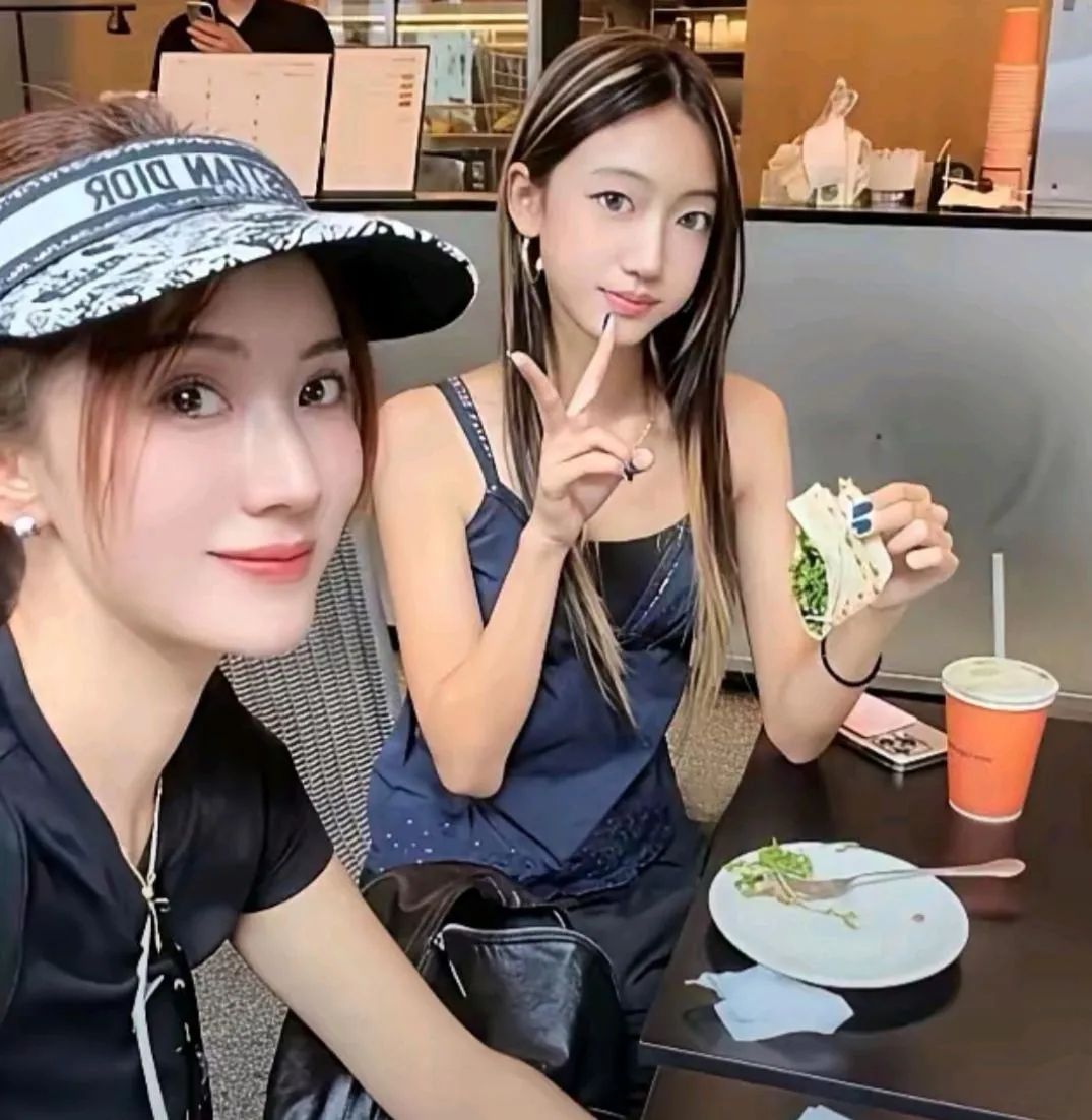 李念的女儿比妈妈还漂亮。