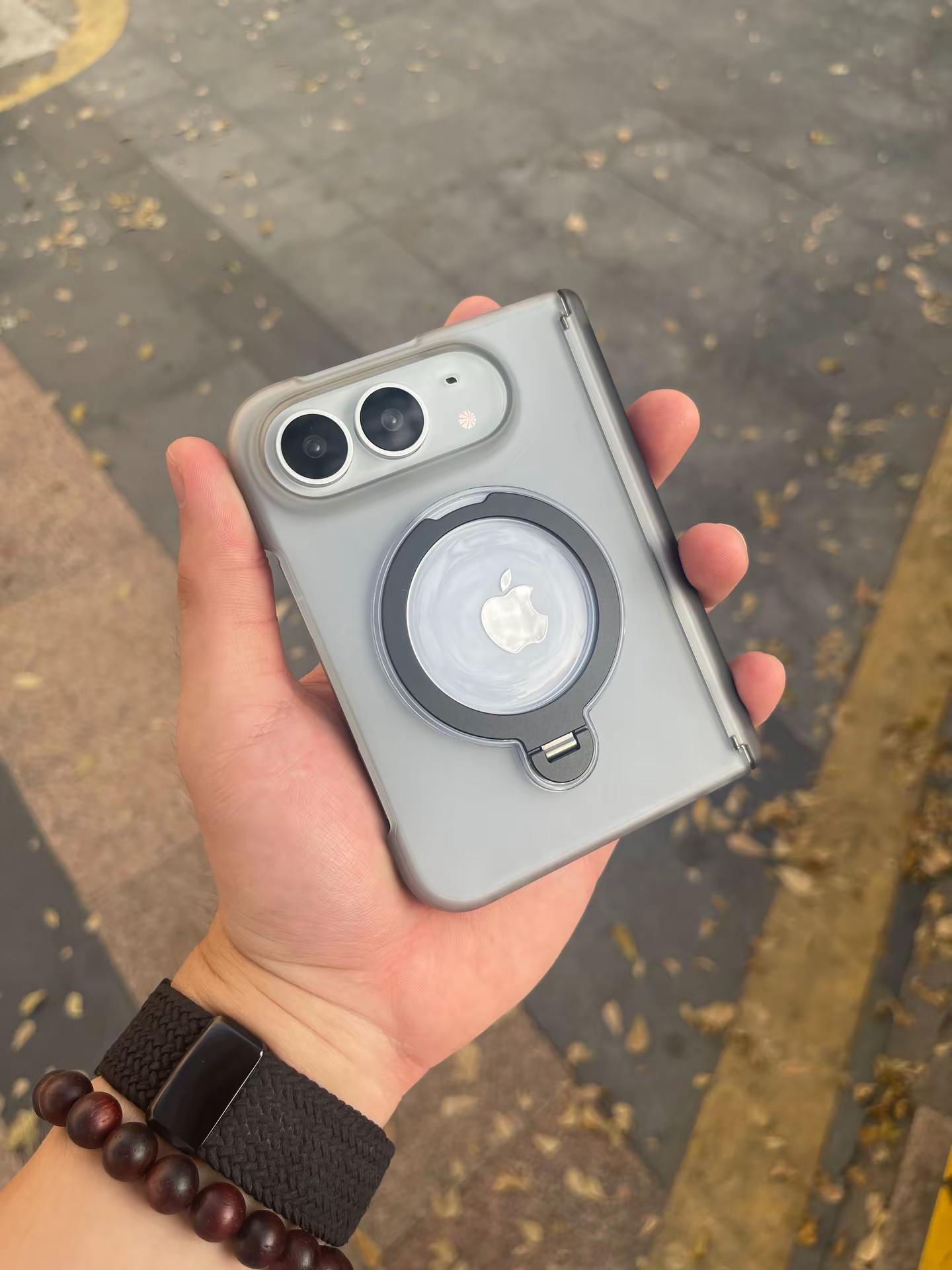 深度上手几天后，聊聊这款iPhone duo手机壳 上手用了几天，这只浅灰磨砂透的iPhone duo手机壳给我最大的感受就是“清爽”。美术生对材质的触感很挑剔，它这个背板是很细腻的哑光雾面，拿在手里不冰不滑，秋天干燥的季节也完全不沾指纹，比玻璃背板省心太多。最实用的还是中间那个黑圈磁吸支架。黑色的