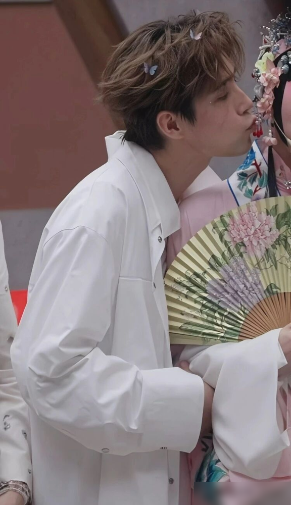 阿云嘎直接凑上去，冲着唐九洲的花旦脸撅嘴就要亲，后台当场炸了。
《披荆斩棘2026》五公，唐九洲反串昆曲杜丽娘，全开麦戏腔，妆一上脸，哥哥们全不淡定了。余文乐直接跪地上找角度拍，王以太排着队等合影，沈梦辰背过身抹眼泪，谢楠捂嘴原地跳。
最绝的是阿云嘎，一点距离感没有，撅着嘴就往人跟前凑。唐九洲笑