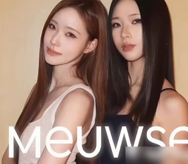 小S20岁、18岁俩女儿，刚开的服装品牌细节太狠？
品牌名叫MEUWSE，是Muse加We，姐姐许曦文管商业视觉，走酷帅高级风，妹妹许韶恩搞艺术绘画，带甜美跳脱感，产品主打Y2K和环保材质。
官宣才两天，没公布定价销量，但高端路线的定位已经引了争议，毕竟这俩姑娘从小就爱改芭比娃娃玩。
原来阶层