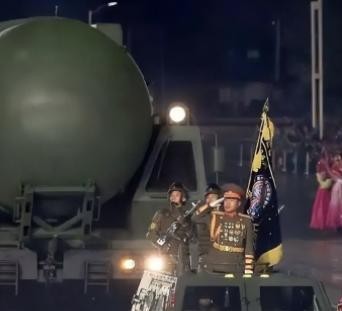 朝鲜都有核武器了，美国怎么还只敢动嘴不动手？说白了就一个字，怕！是真怕了！七十年前那场朝鲜战争，美军死亡超三万人、负伤超过十万，被志愿军从鸭绿江边撵回三八线，那是美国历史上第一次没打赢的仗，丢人丢到家了。现在朝鲜手里攥着至少五十枚核弹头，还有能把导弹打到美国本土的“火星-17”，更关键的是人家政权的