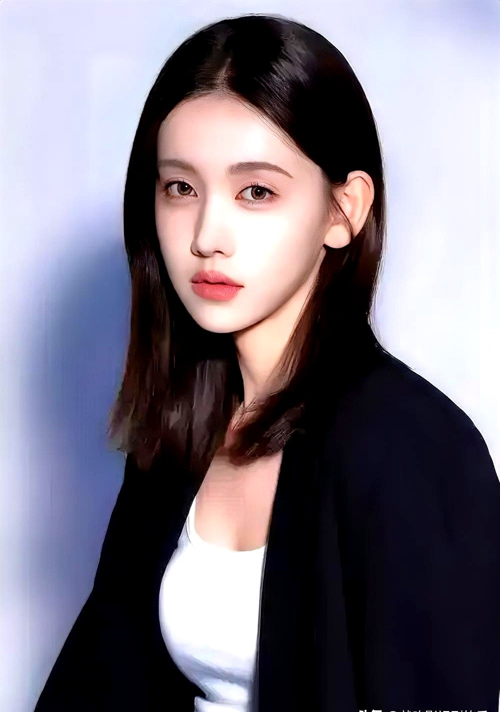 演个经典角色硬生生把自己演到公开道歉，这新版季洁到底捅了多大马蜂窝？

演员李沐宸低头认错了。她刚在新剧里披上警服，弹幕就炸了锅，满屏吐槽逼得她只能在账号上敲下一纸长文回应质疑。

争议全出在前传这设定上。编剧非让警界标杆变回职场菜鸟，动不动就情绪失控、冲动尥蹶子。观众脑子里全是当年王茜走路带风、拔